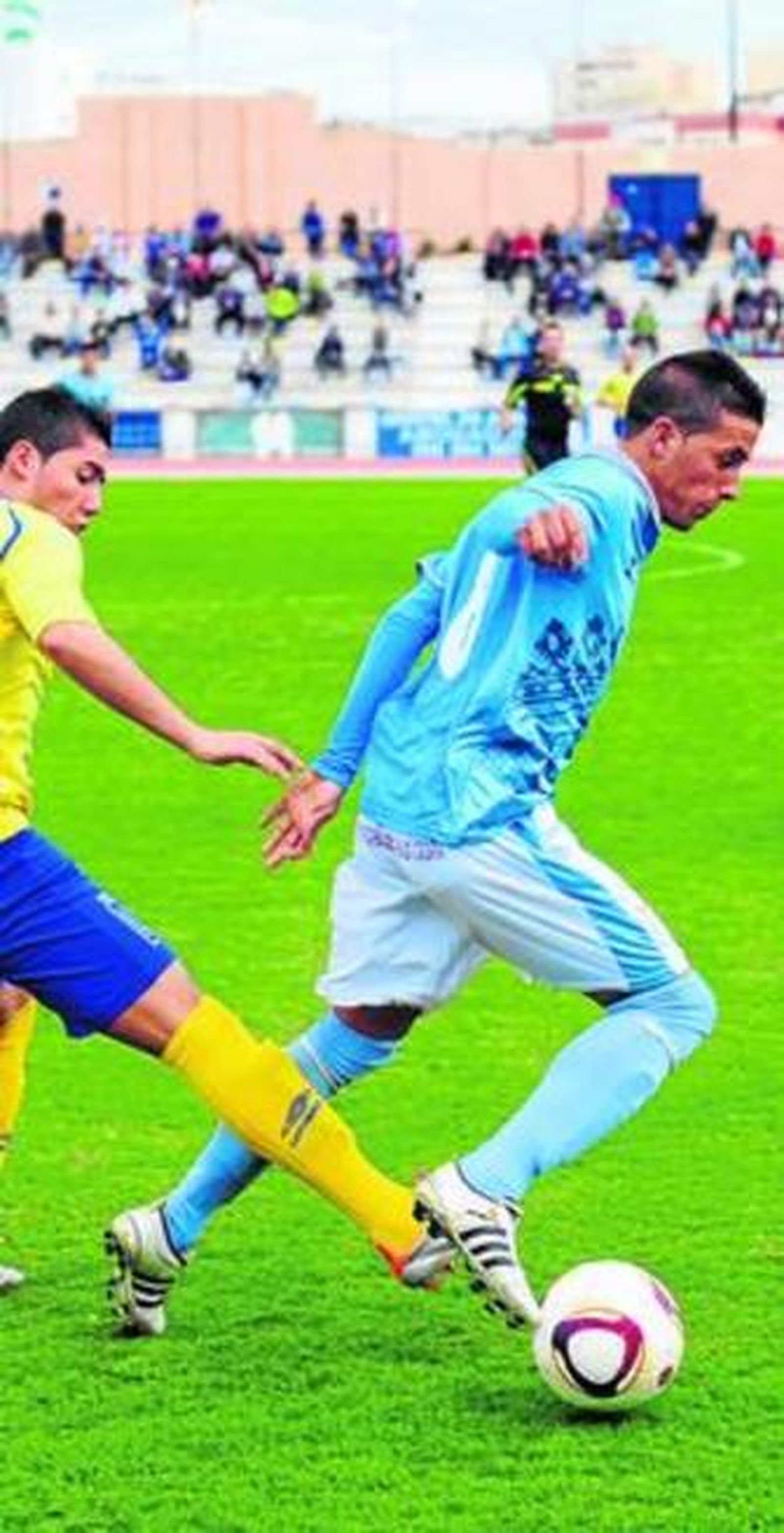 Ñoño supera con velocidad la entrada de un adversario.