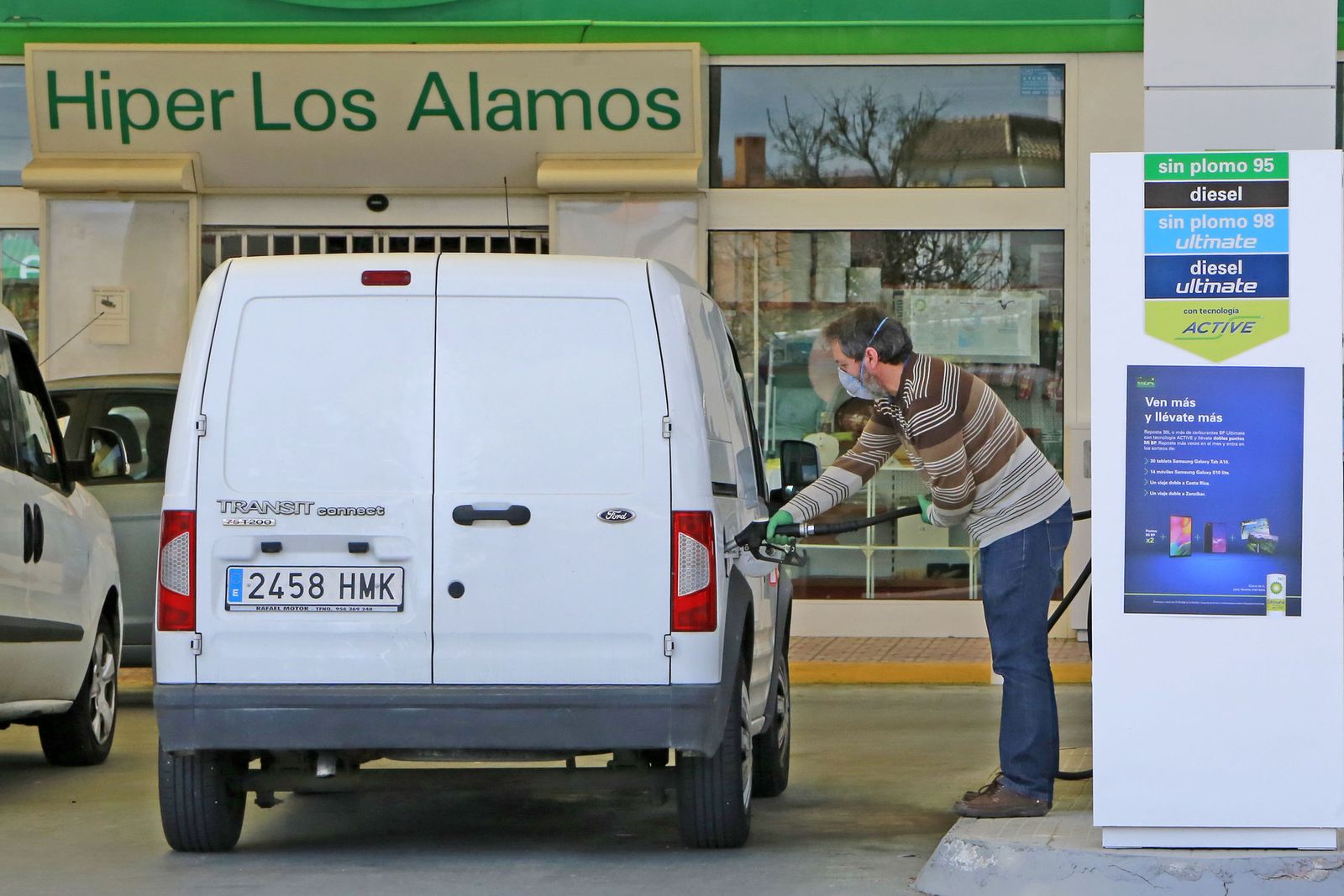 Un conductor reposta en una estación de servicio de Jerez.