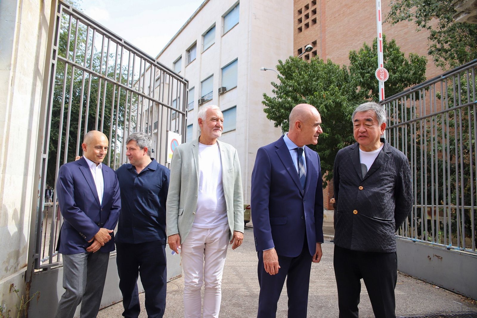 El alcalde durante la visita a las instalaciones en Los Remedios junto a los promotores del  grupo KKH .