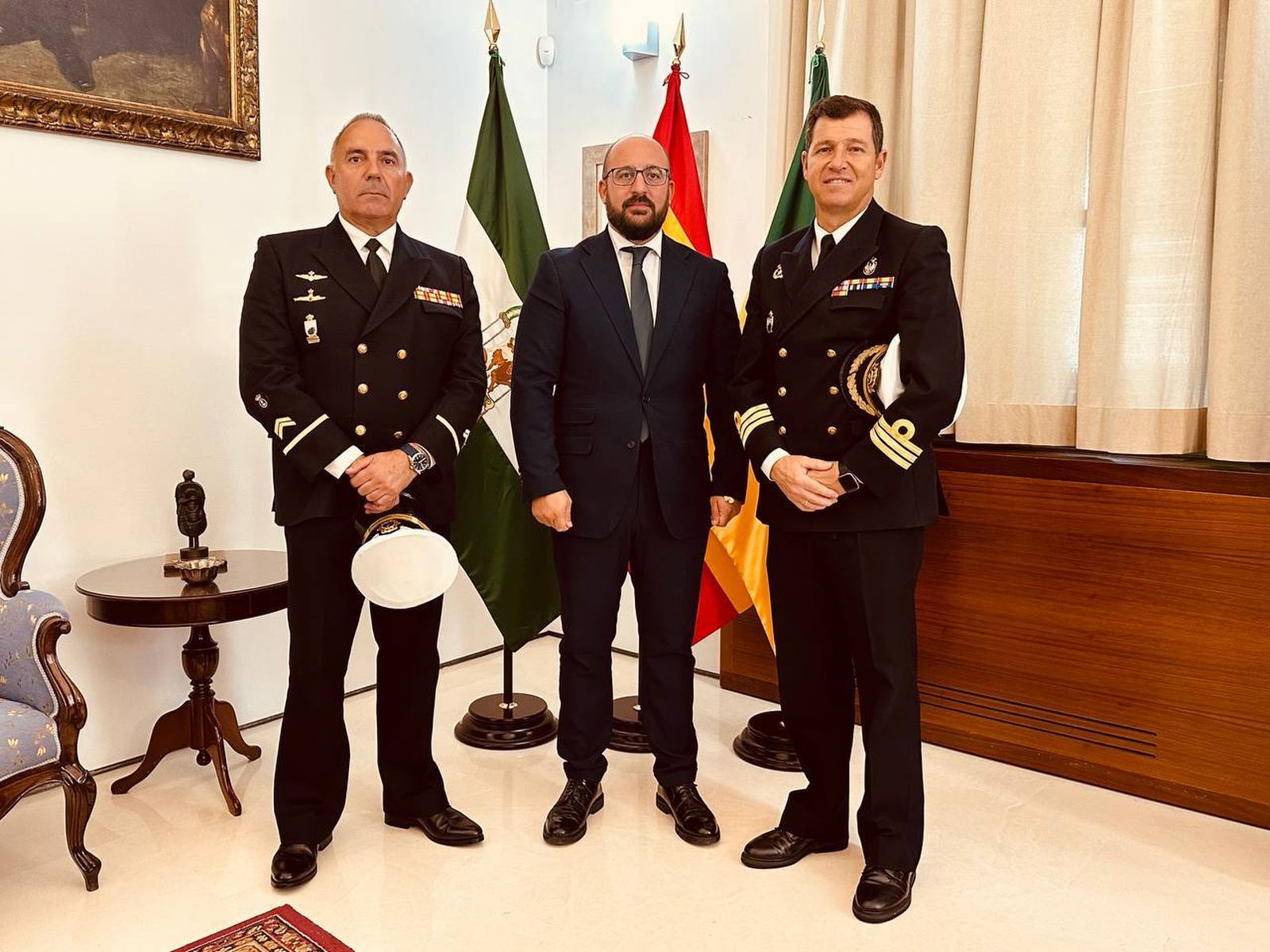 La recepción oficial del alcalde Germán Beardo a Jaime Boloix Tortosa, comandante naval de Cádiz, y al suboficial mayor, Pedro González Sánchez.