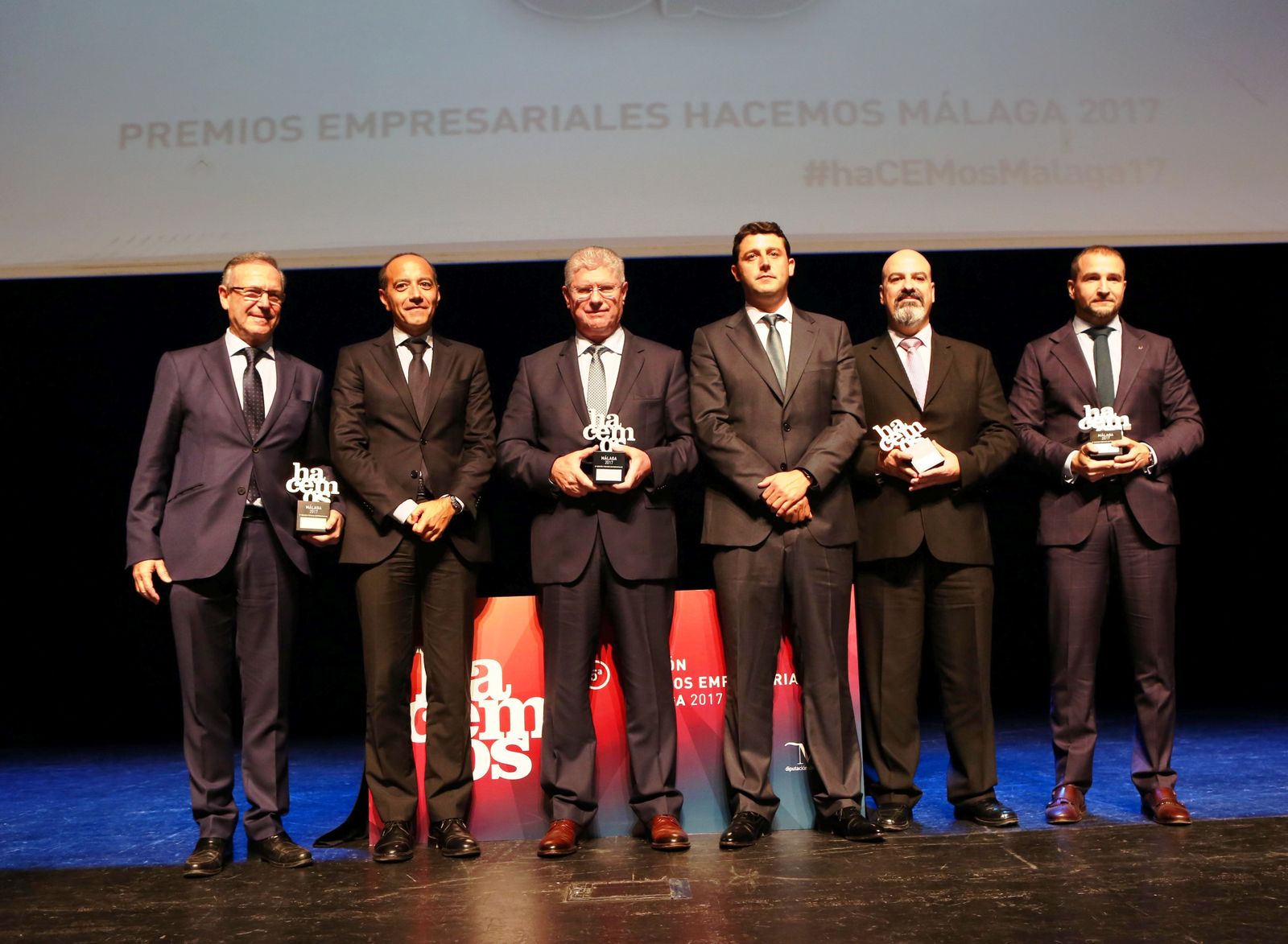 Los responsables de las empresas premiadas posan con sus galardones.