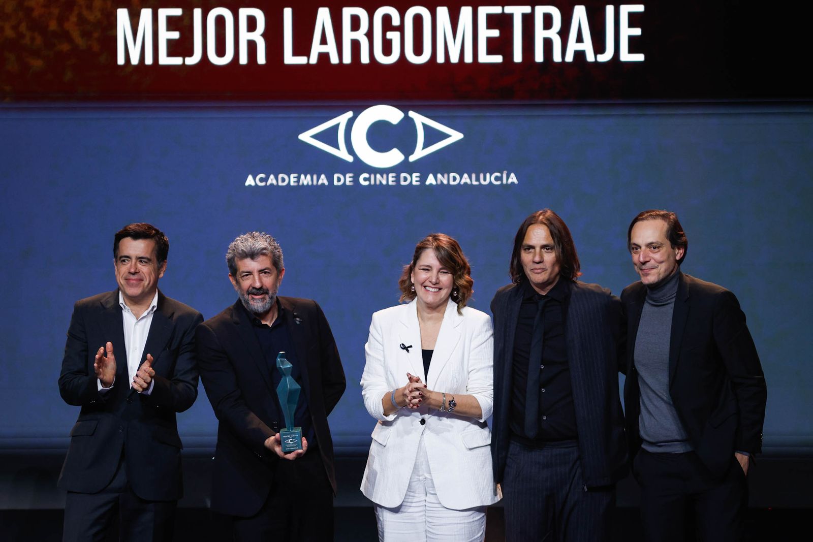 El equipo de 'Los tigres' recoge el premio al mejor largometraje.