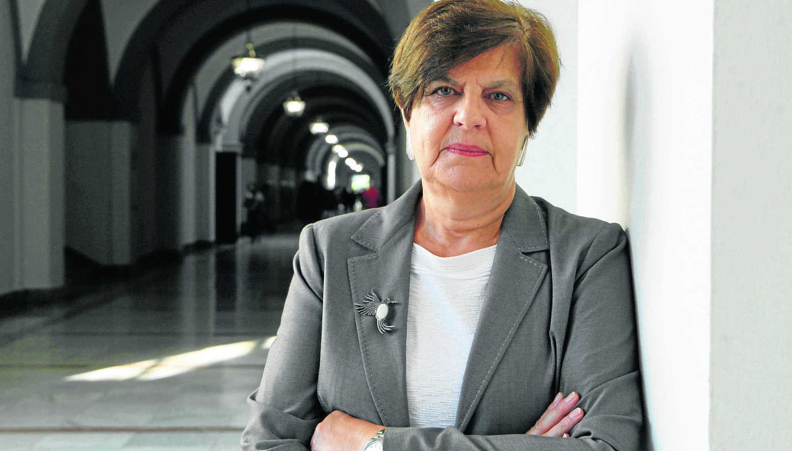 Joséfina Cruz Villalón, en la Fábrica de Tabacos de Sevilla, durante un momento de la entrevista.