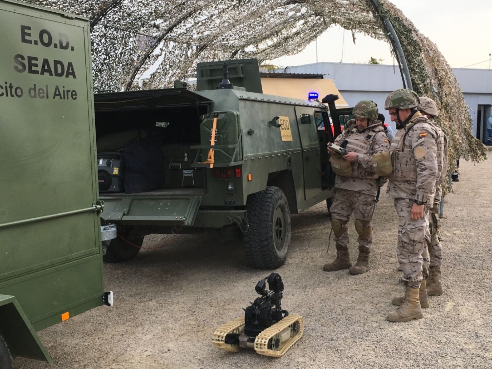 Los profesionales junto a uno de los vehículos
