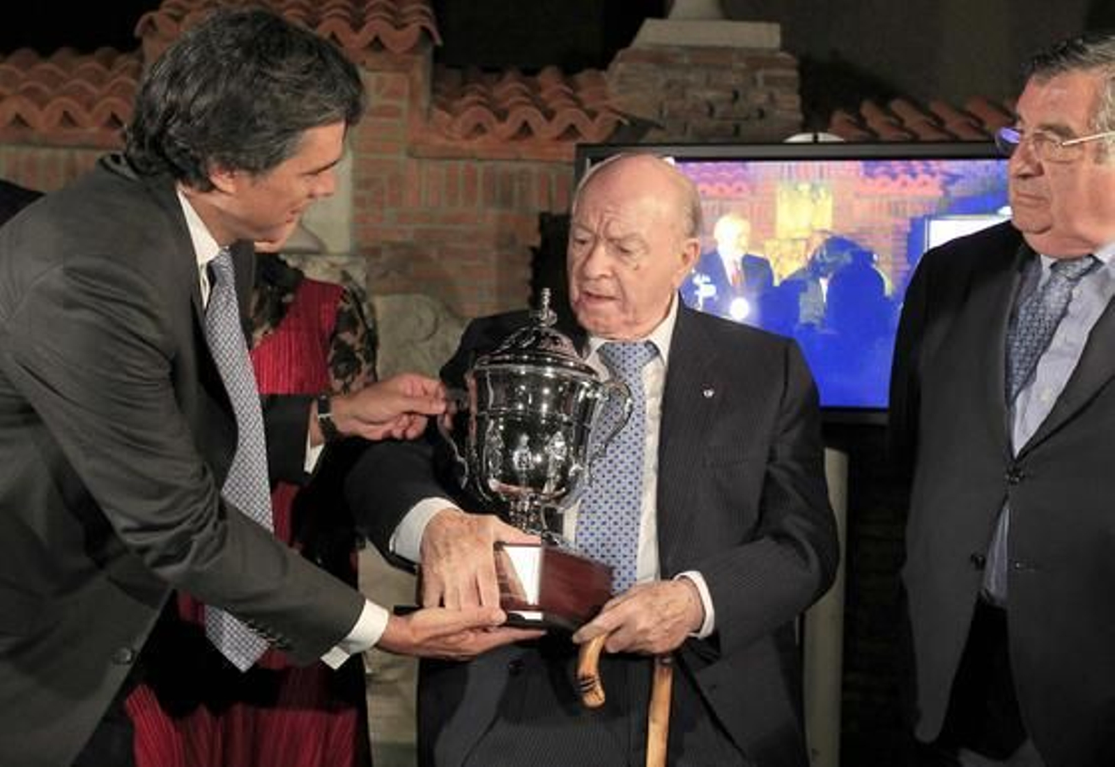 Di Stéfano recibe un reconocimiento.

Foto: Efe