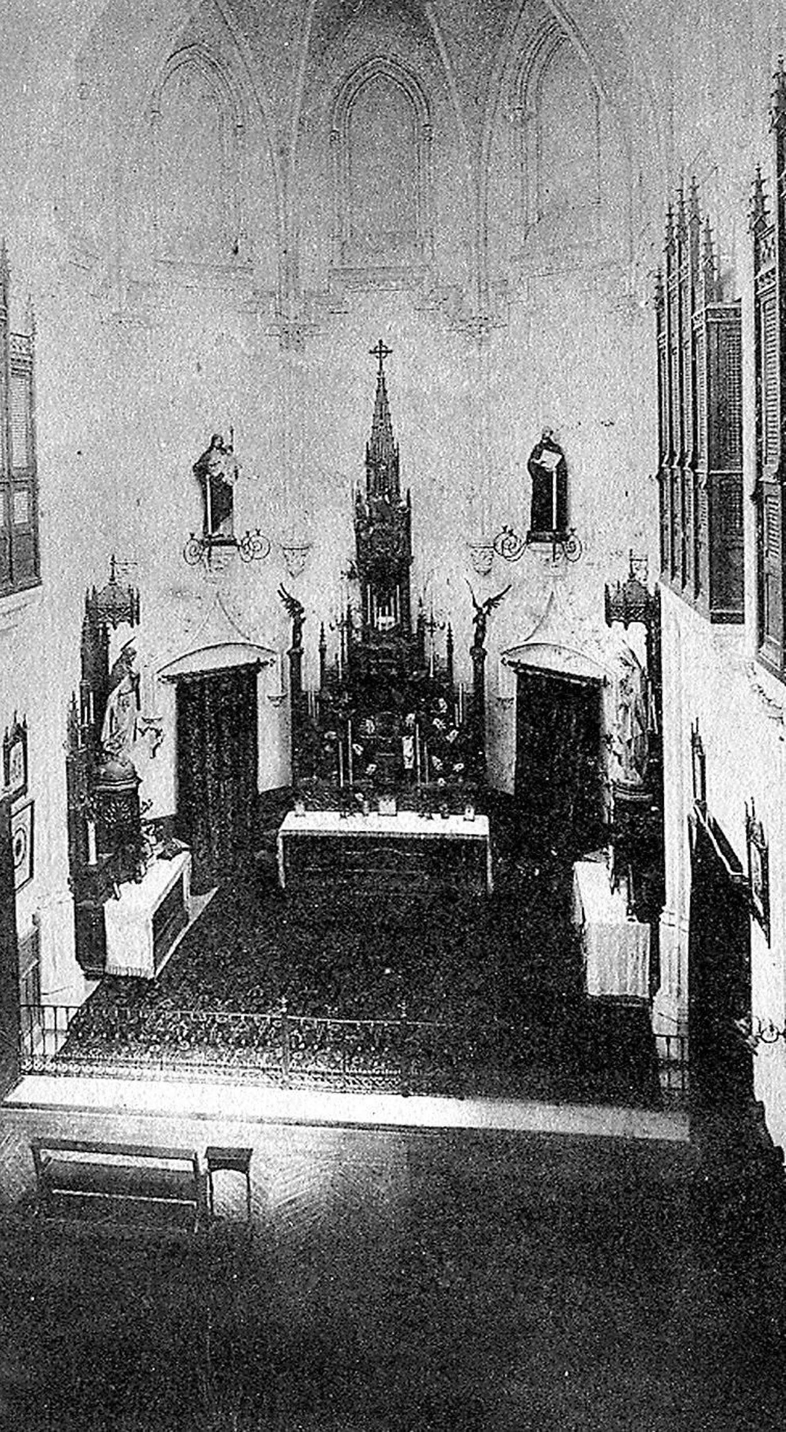 Imagen de 1905, cuando se estrenó la capilla del colegio de las Esclavas en la calle San Francisco. Imagen de 1905, cuando se estrenó la capilla del colegio de las Esclavas en la calle San Francisco.