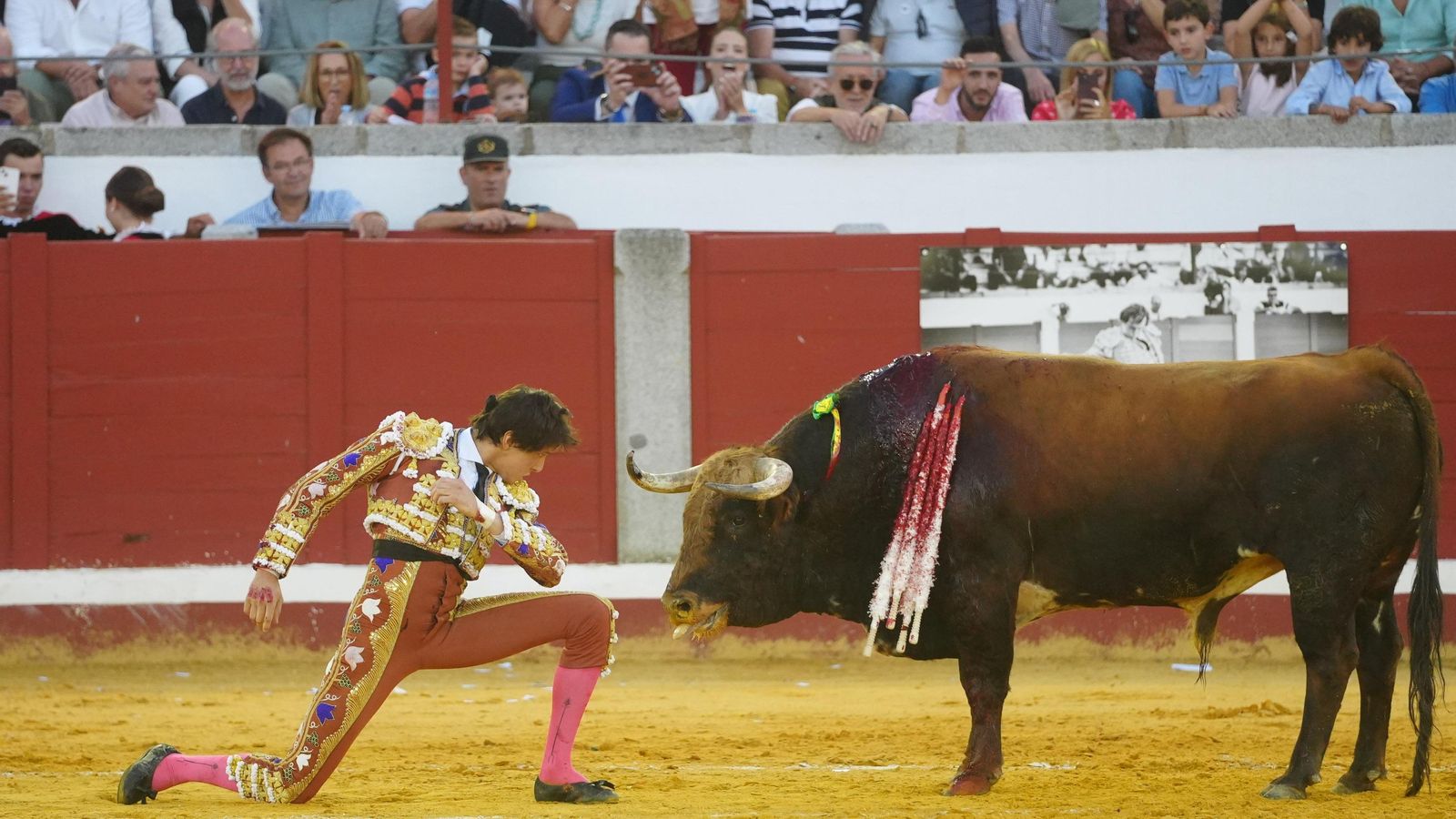 Roca Rey hace, rodilla en tierra ante el último de la tarde.