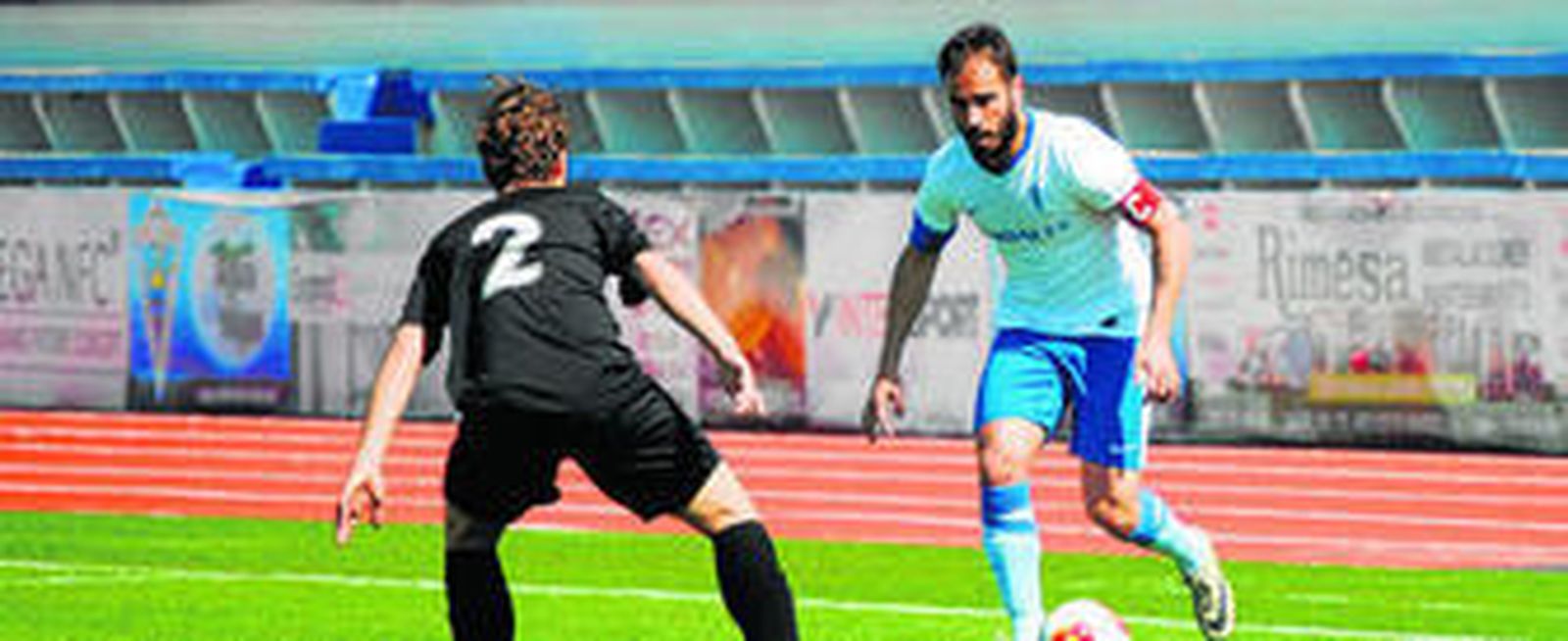 Añón intenta marcharse de un jugador almeriense.