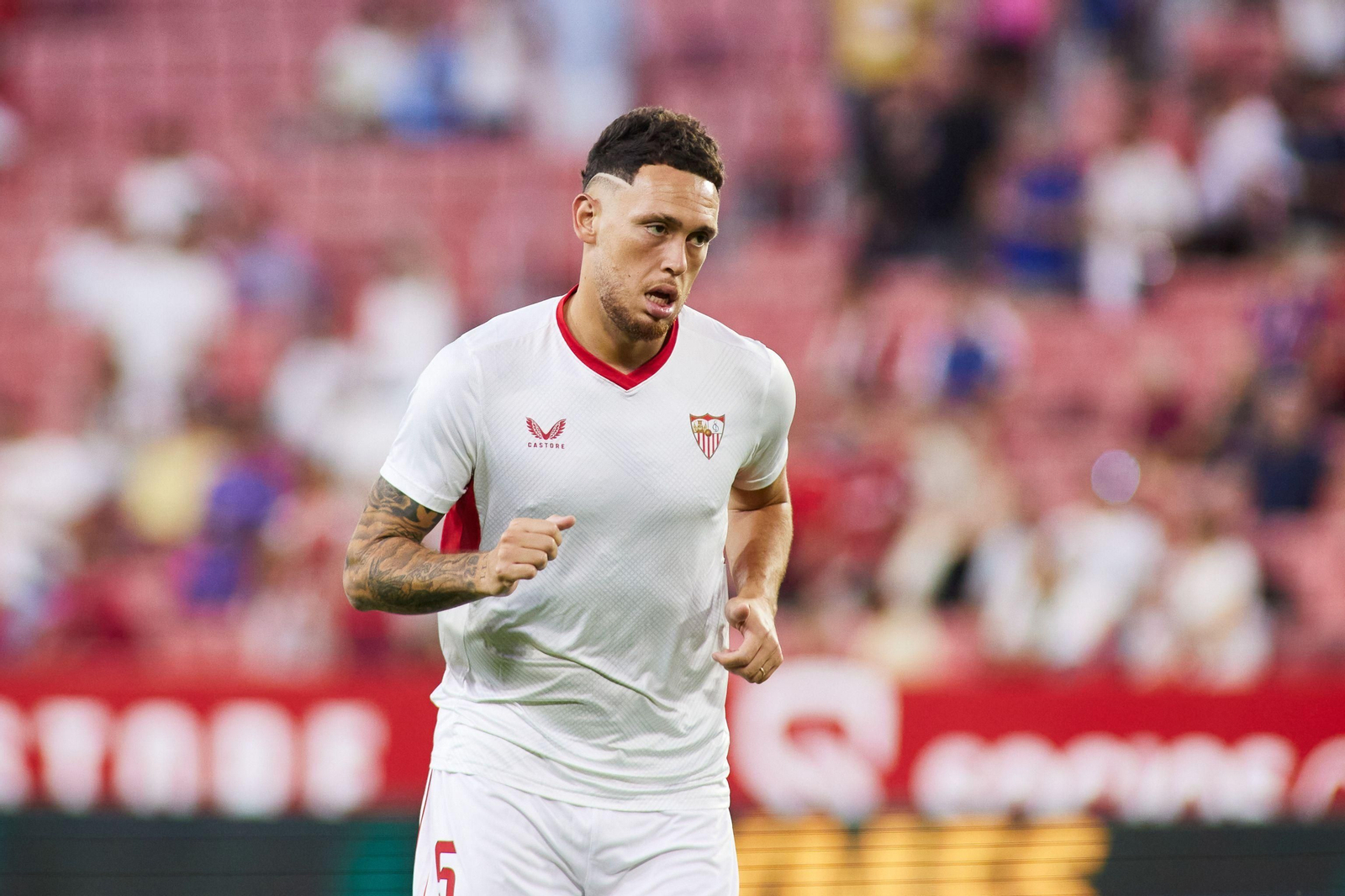 El argentino Lucas Ocampos , en pleno calentamiento.