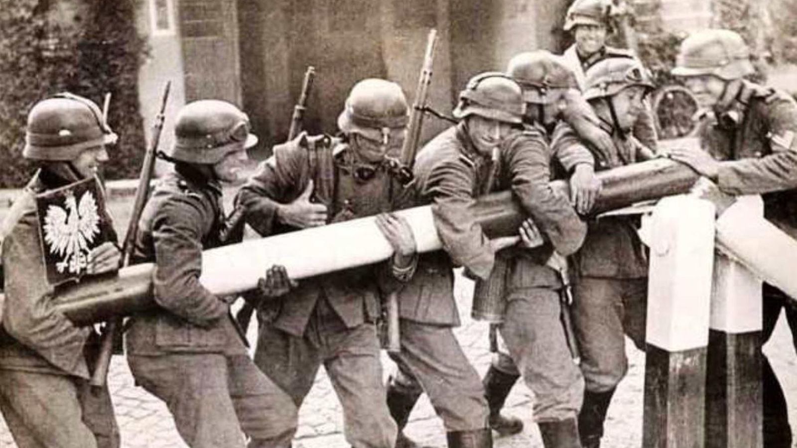 1 de septiembre de 1939 en la frontera de Polonia: comienza la invasión nazi del país. 1 de septiembre de 1939 en la frontera de Polonia: comienza la invasión nazi del país.