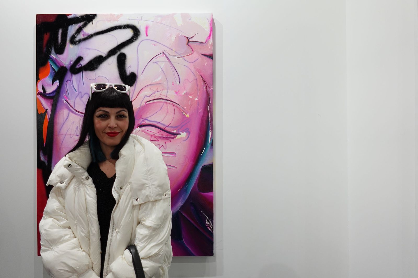 Ana Barriga junto a su obra en el stand de la galería Río & Meñaka en ARCO