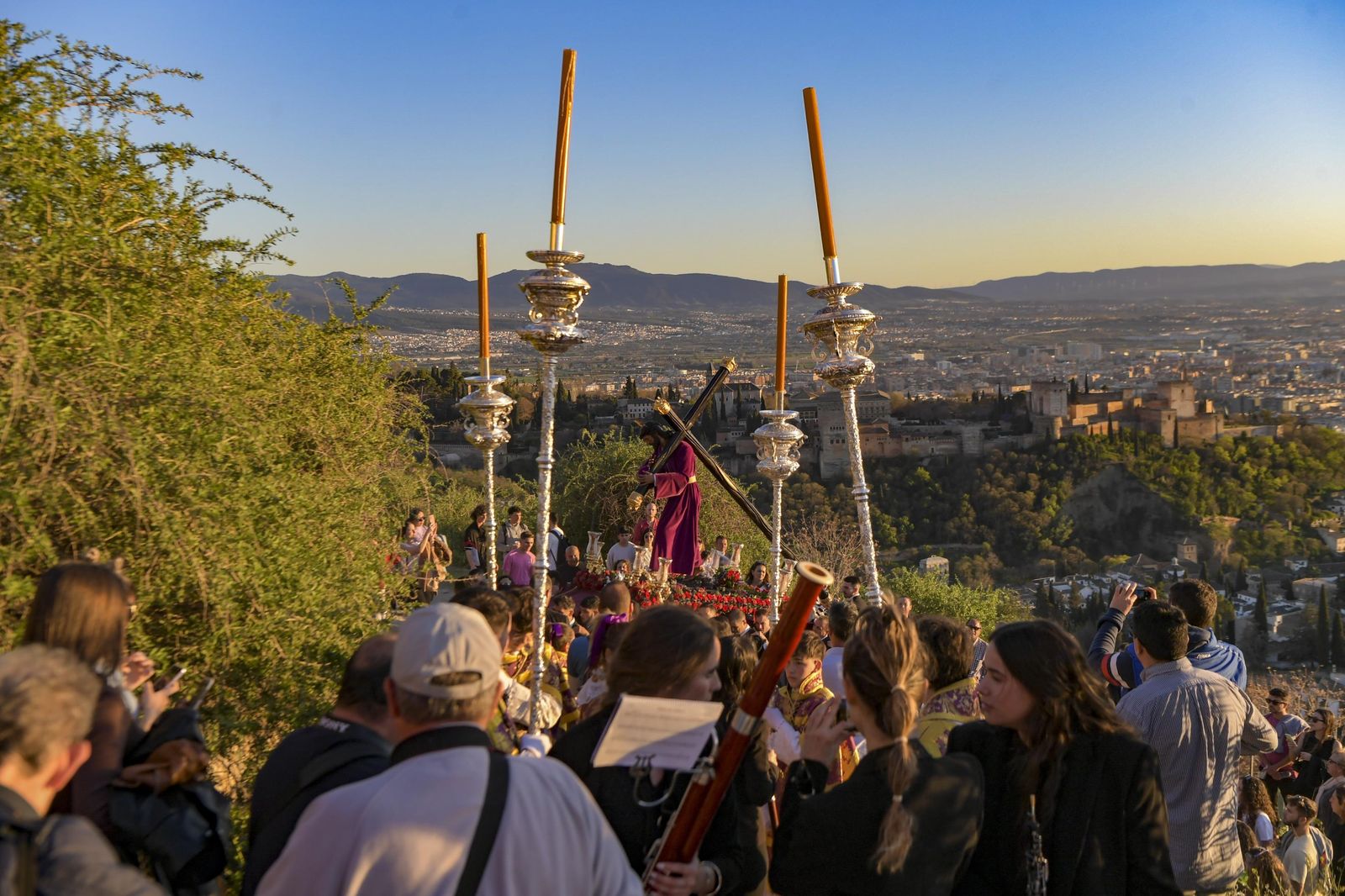 Galería: La Estrella sube en vía crucis al Cerro de San Miguel