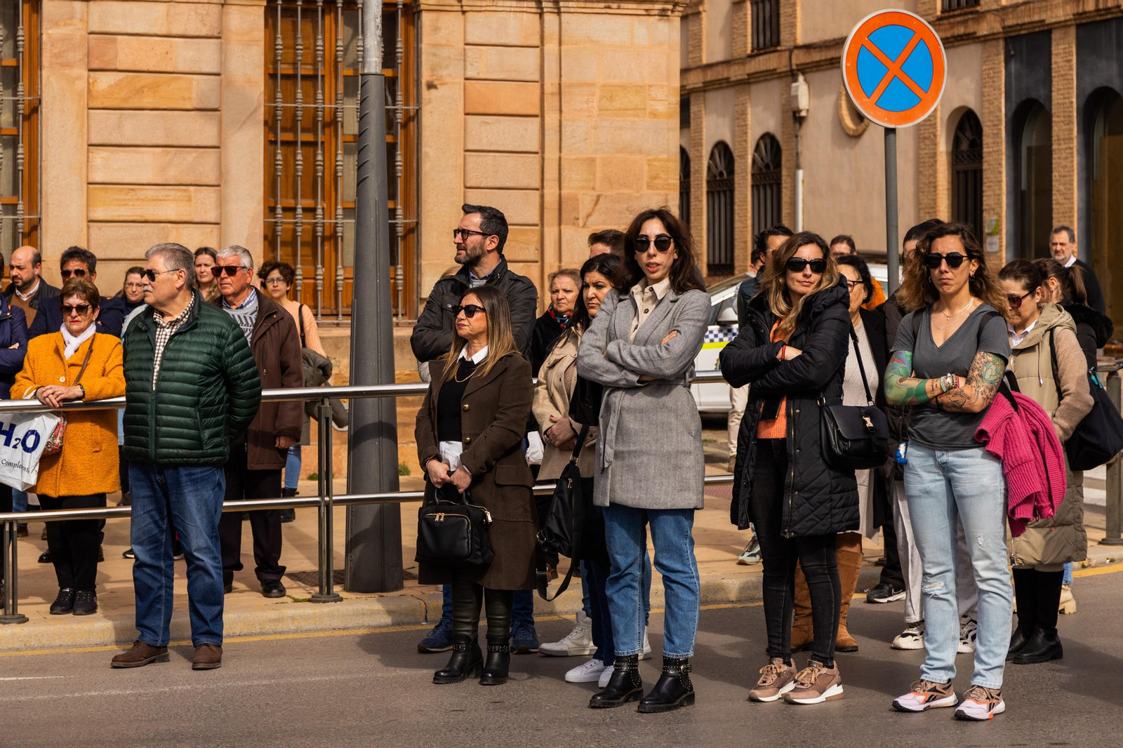 Decenas de linarenses guardan un minuto de silencio por la niña fallecida a causa del incendio en los Arrayanes.
