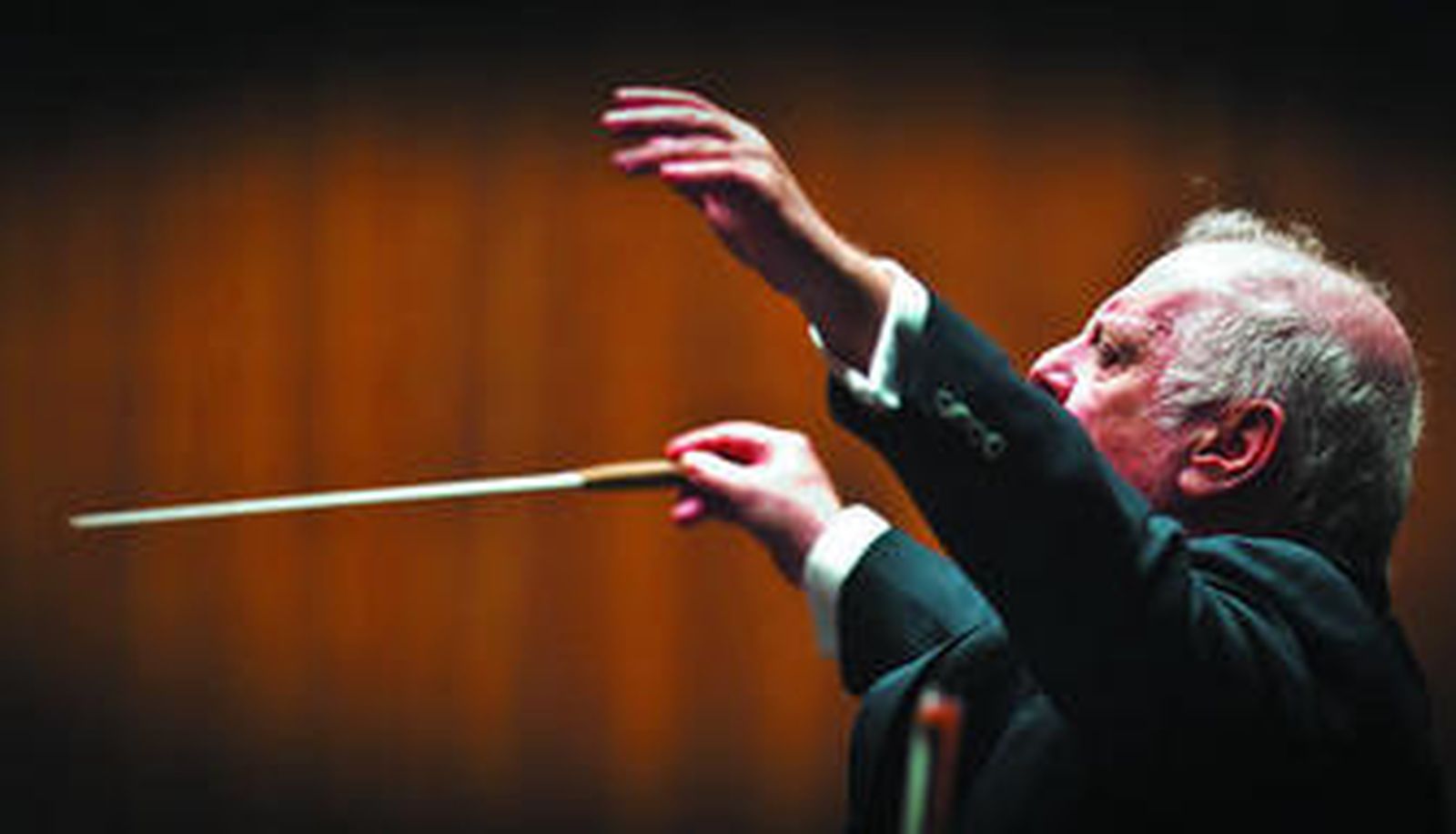 Daniel Barenboim dirige los primeros compases de la Orquesta del West Eastern Divan en el Teatro Falla de Cádiz.