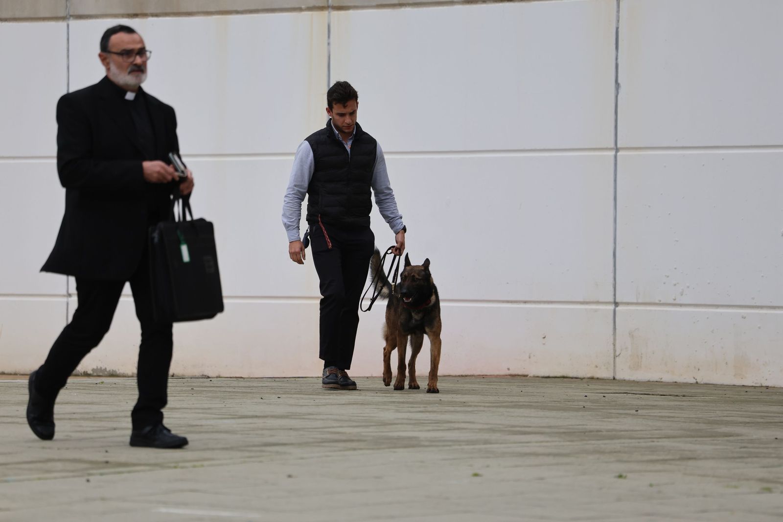 Fotografías de la llegada de Juanma Moreno, Feijóo y todas las autoridades al funeral por las víctimas de Adamuz en Huelva