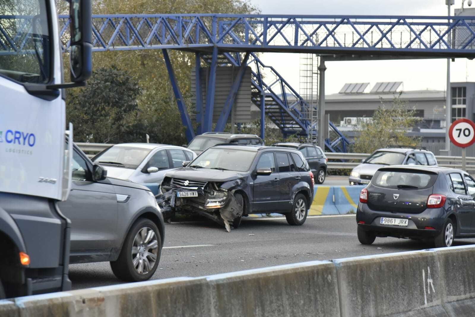 El todoterreno accidentado, en la calzada de la A-7.