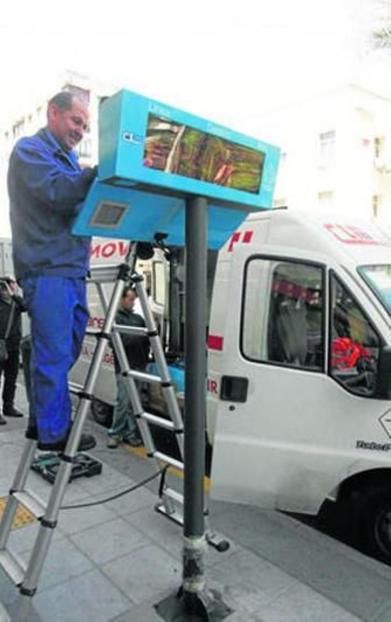 Un operario instala el nuevo sistema de ayuda a la explotación.