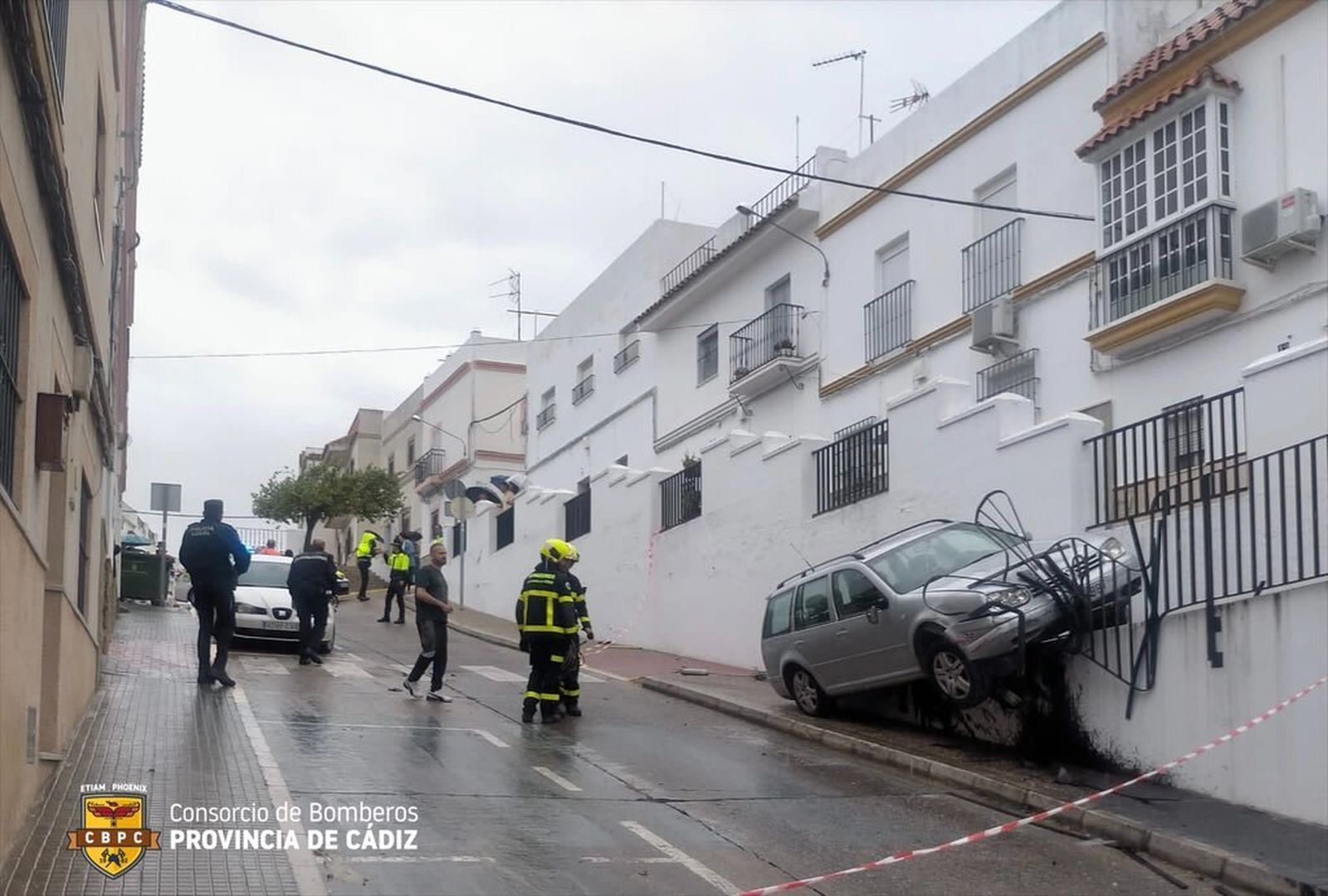 El coche que se ha empotrado en la calle Chile de Arcos.
