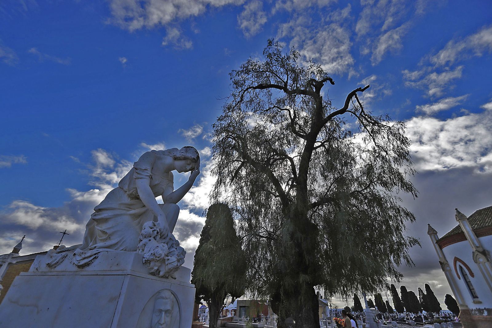 Imágenes del Día de Todos los Santos en el cementerio de la Soledad de Huelva