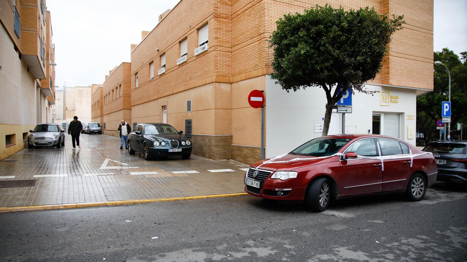 El vehículo del presunto suicida seguía estacionado junto a la calle del crimen.