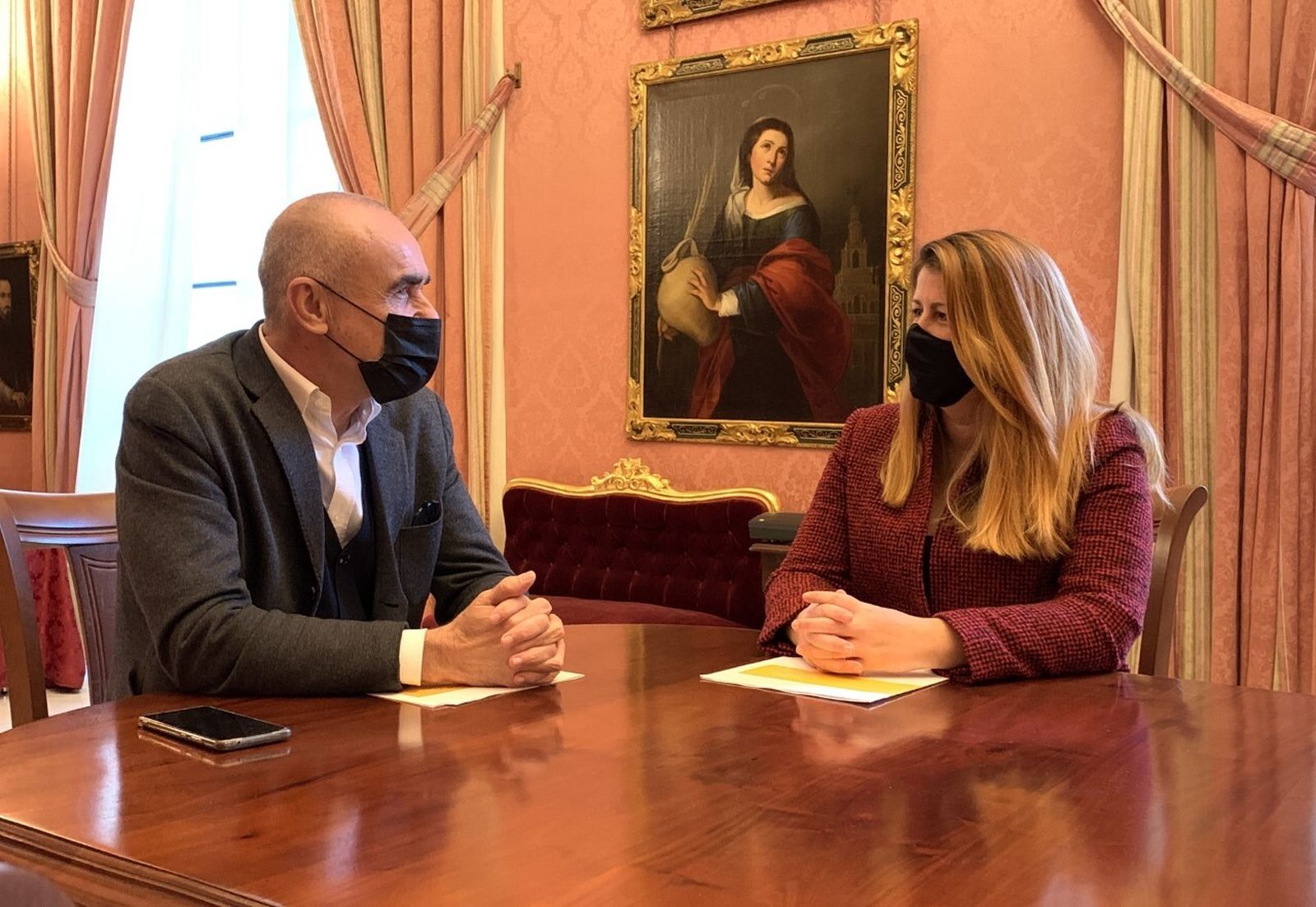 Antonio Muñoz y Susana Serrano, tras llegar a un acuerdo sobre la regulación de los autobuses turísticos, en la Sala de los Montpensier, con un retrato de Santa Justa.