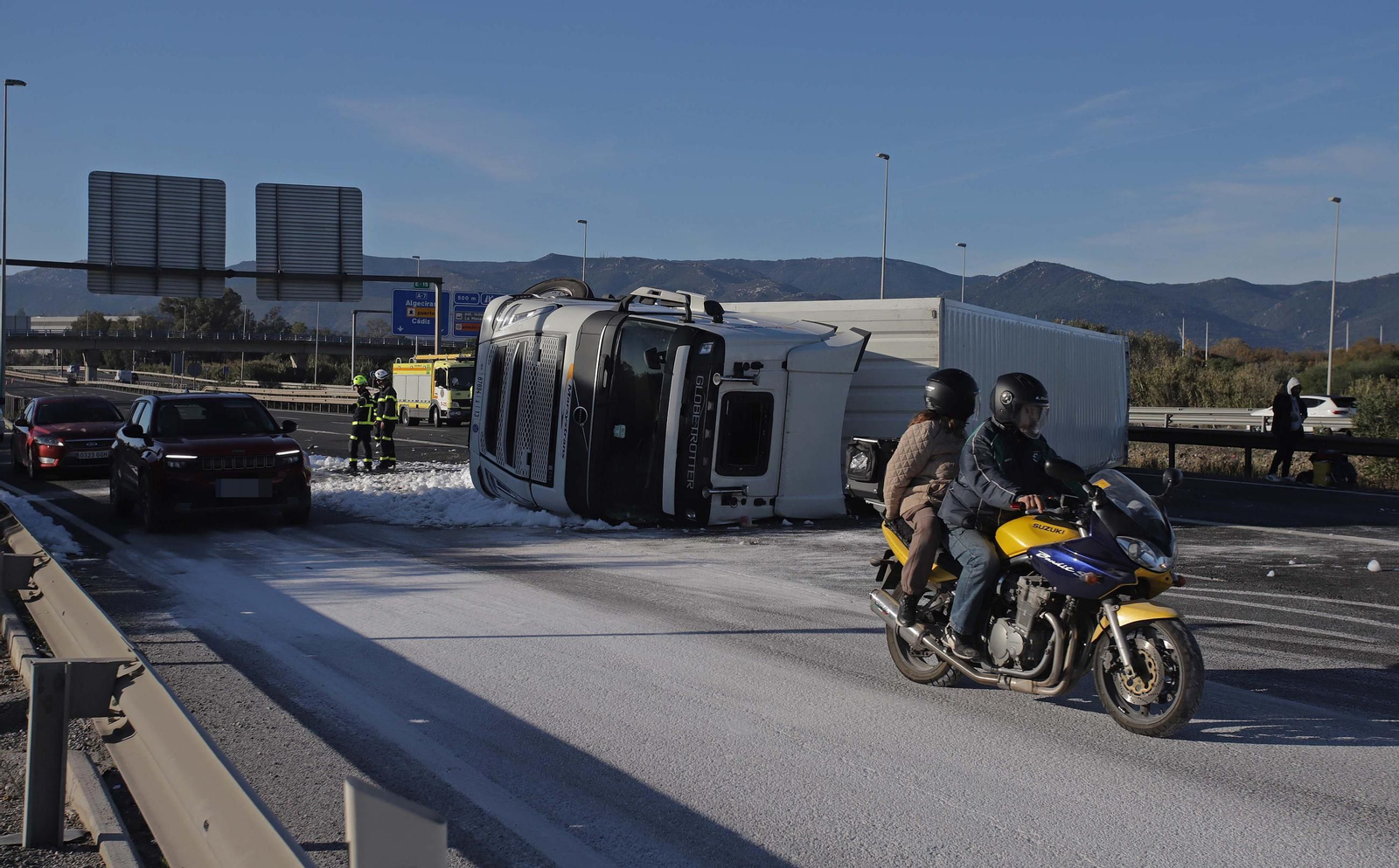 Fotos del camión volcado en la A7 en Los Barrios