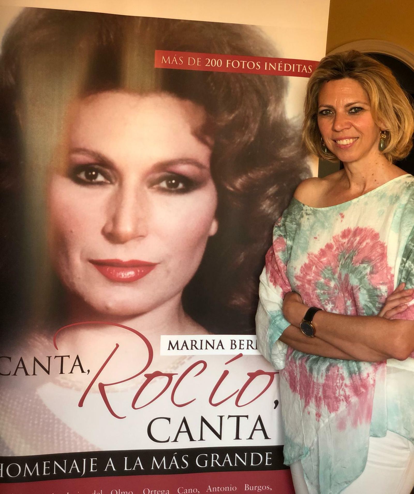 La autora, junto al cartel de la obra.