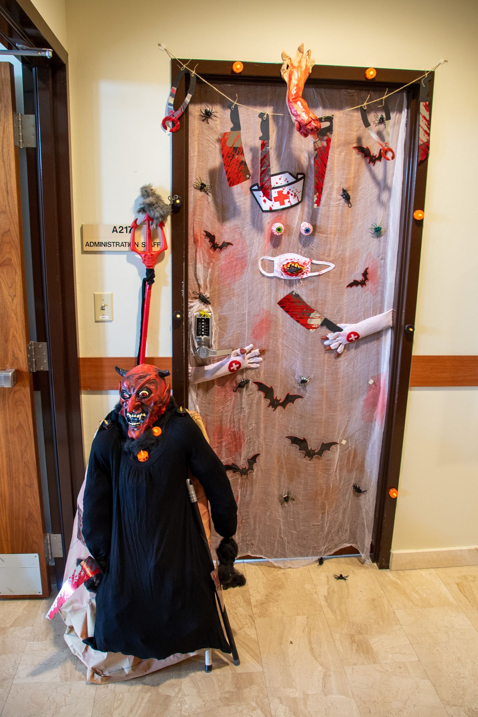 Una de las puertas de las oficinas de la Base.