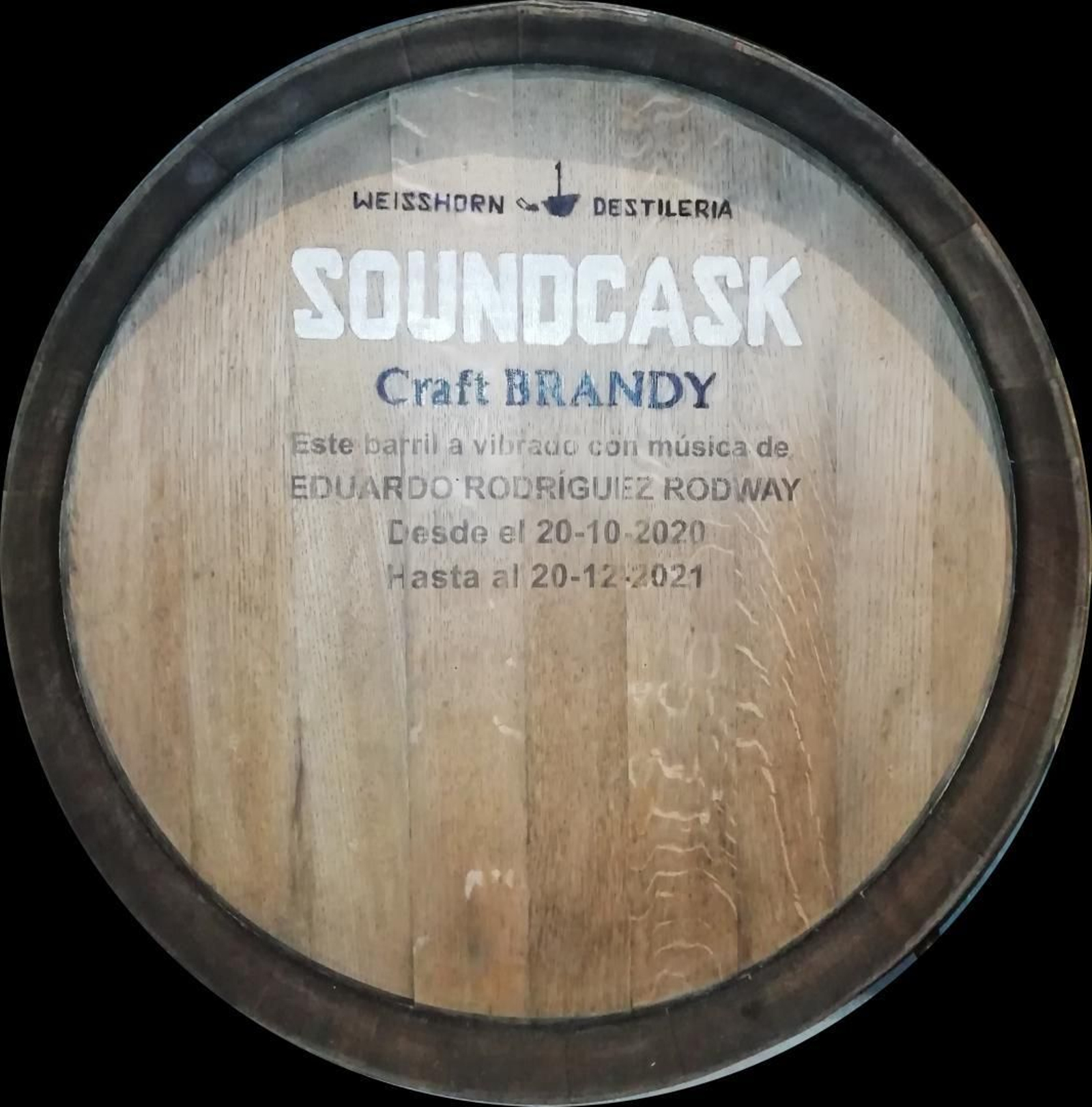 Barrica del nuevo brandy envejecido con la música del guitarrista de Triana.
