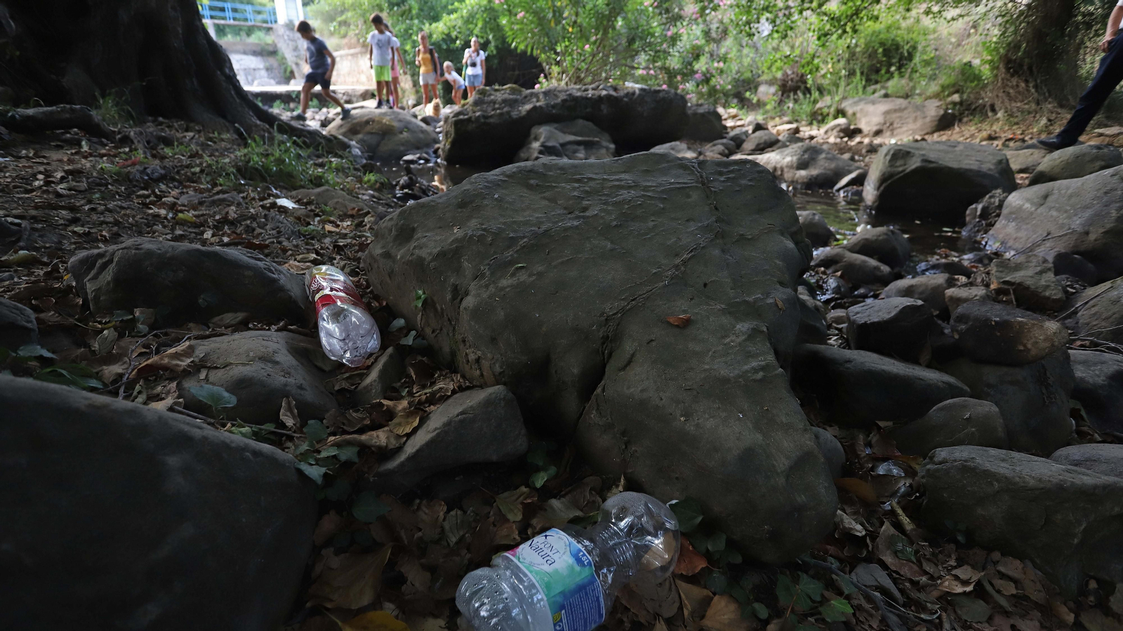 Basura en el sendero del Río de la Miel