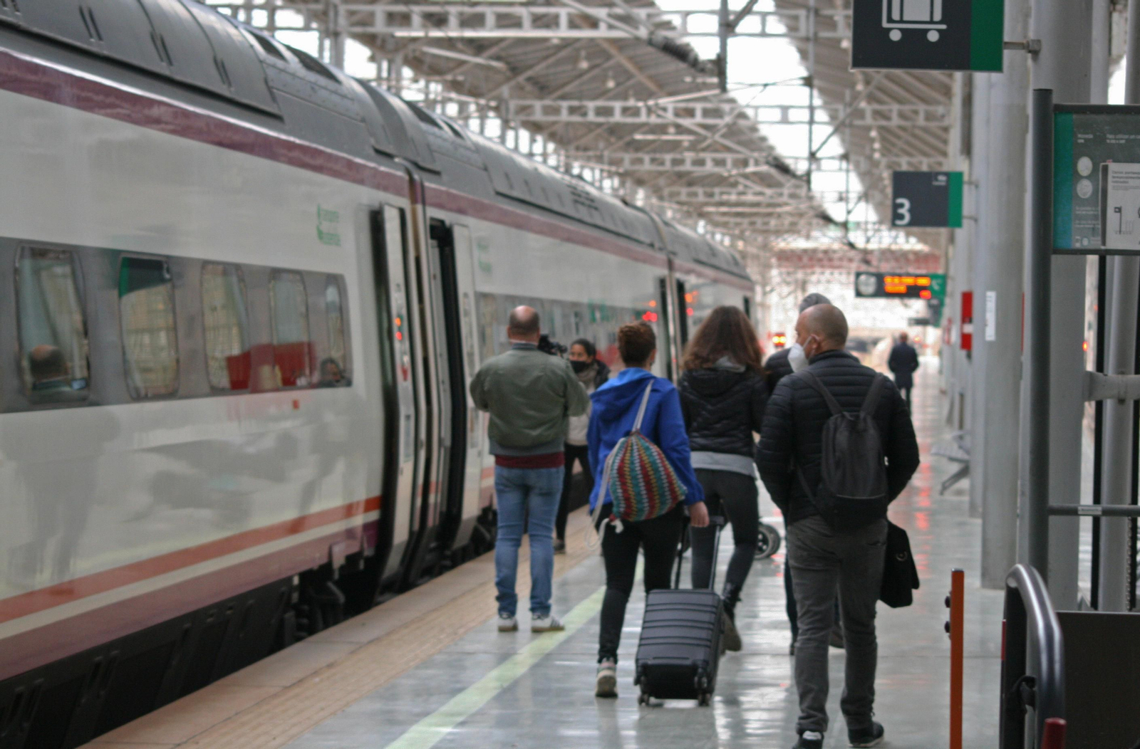 El primer viaje del AVE entre Málaga y Granada, en imágenes