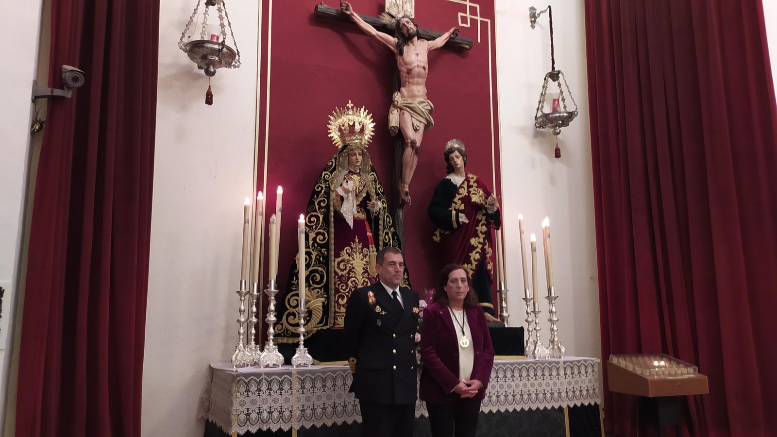 El comandante del 'Elcano', Luis Carreras-Presas do Campo, junto a la hermana mayor de la Expiración, María del Carmen Márquez.