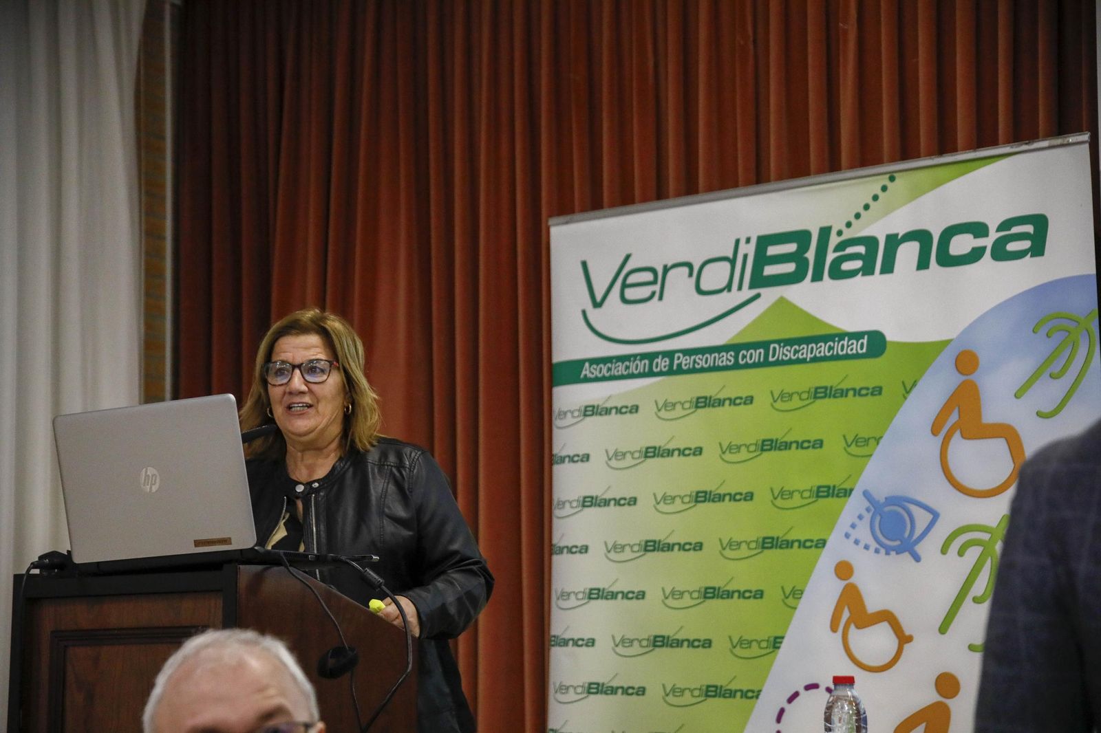 Imágenes de la enterga de certificado de profesionalidad de limpieza de superficies y mobiliarios de VerdiBlanca en la Universidad de Almería