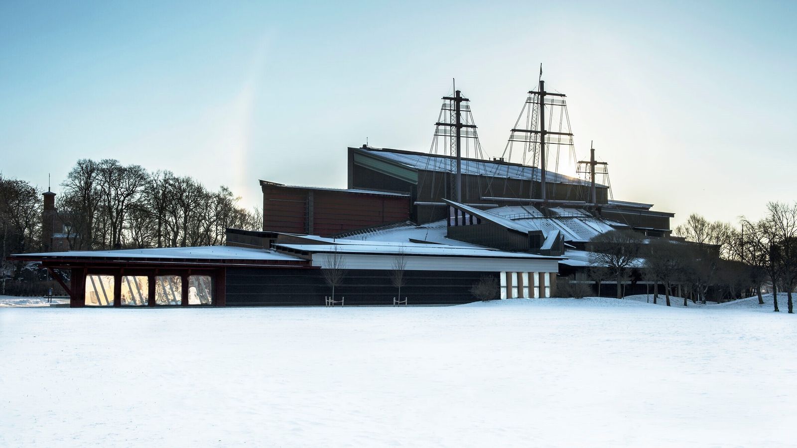 Exterior del Museo Vasa, con los mástiles asomando.