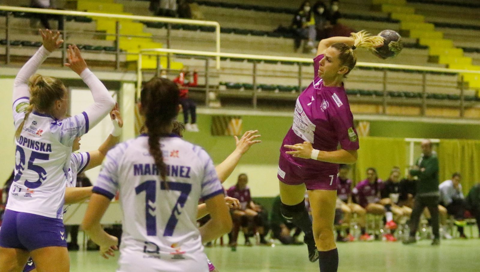 Armina Isic prepara un lanzamiento en un partido del Adesal en La Fuensanta.