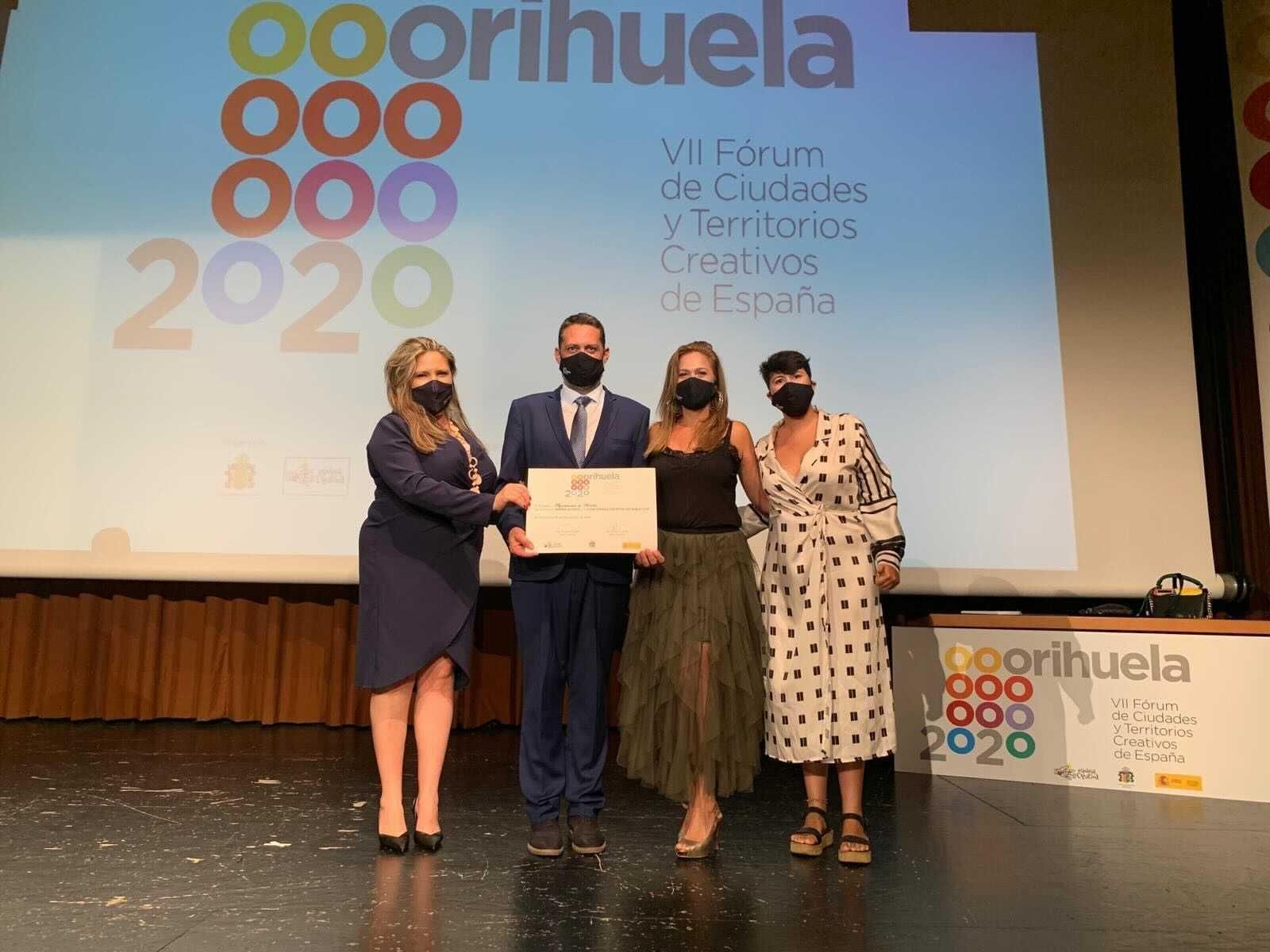 Recogida del premio en el certamen celebrado en Orihuela.