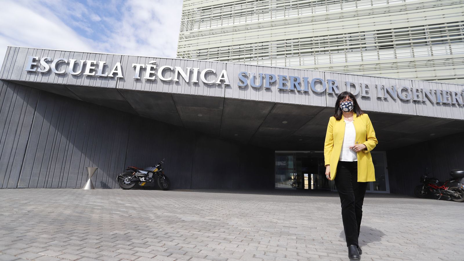 La rectora en el edificio de la Escuela Técnica Superior de Ingeniería (ETSI), sede estrenada este mandato.