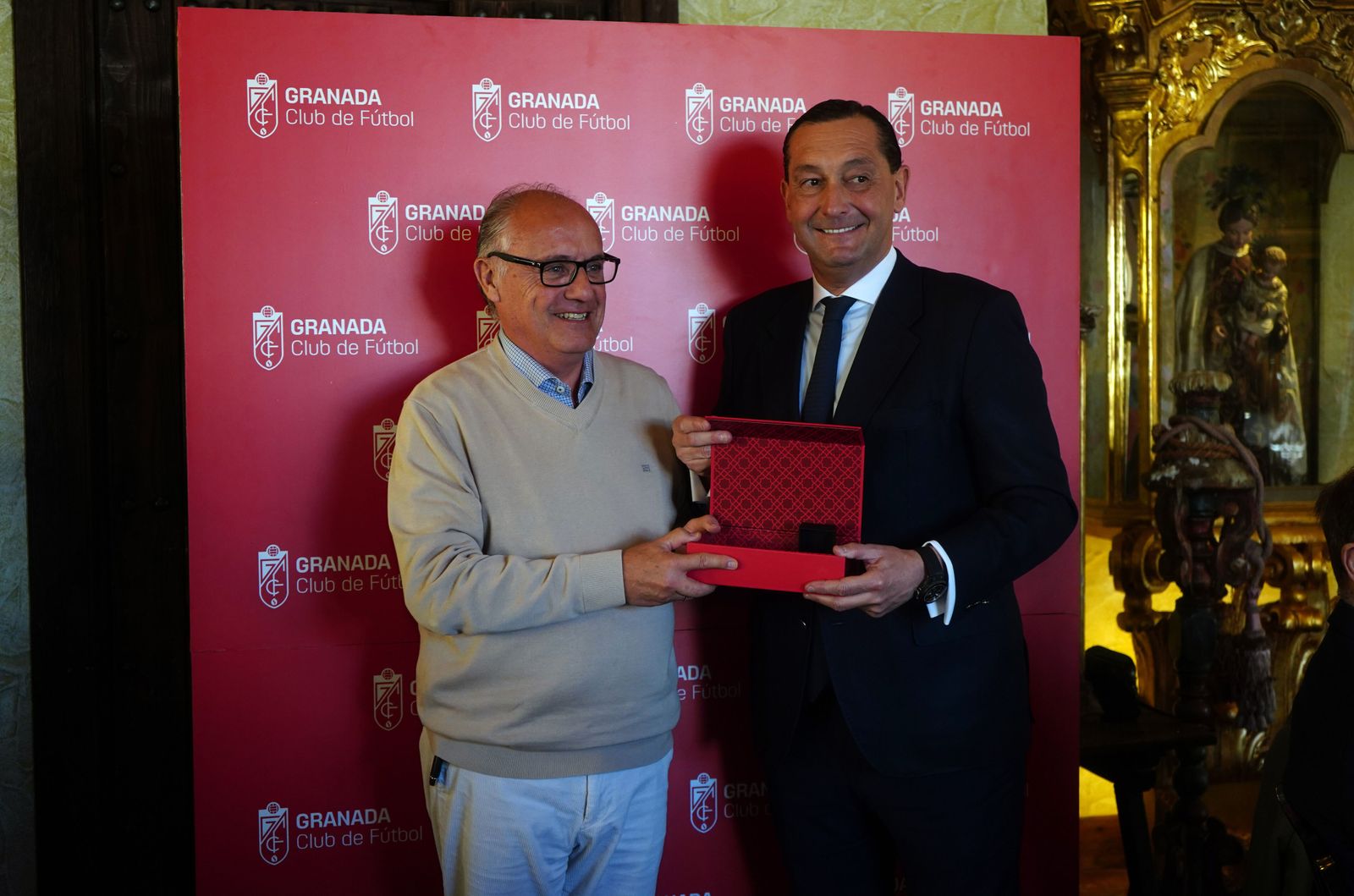 Las mejores imágenes del acto a los abonados del Granada CF con 25 y 50 años de antigüedad