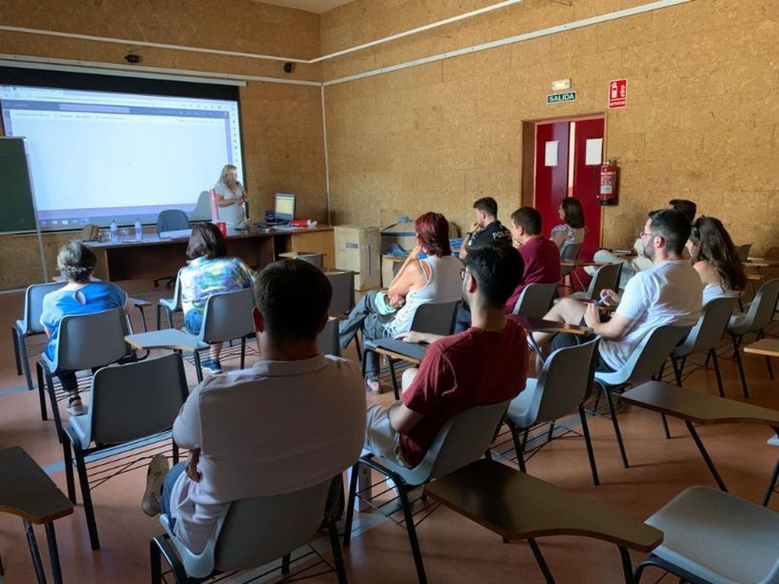 Asistentes al taller informativo sobre violencia sexual antes de la Feria Real de Puente Genil.