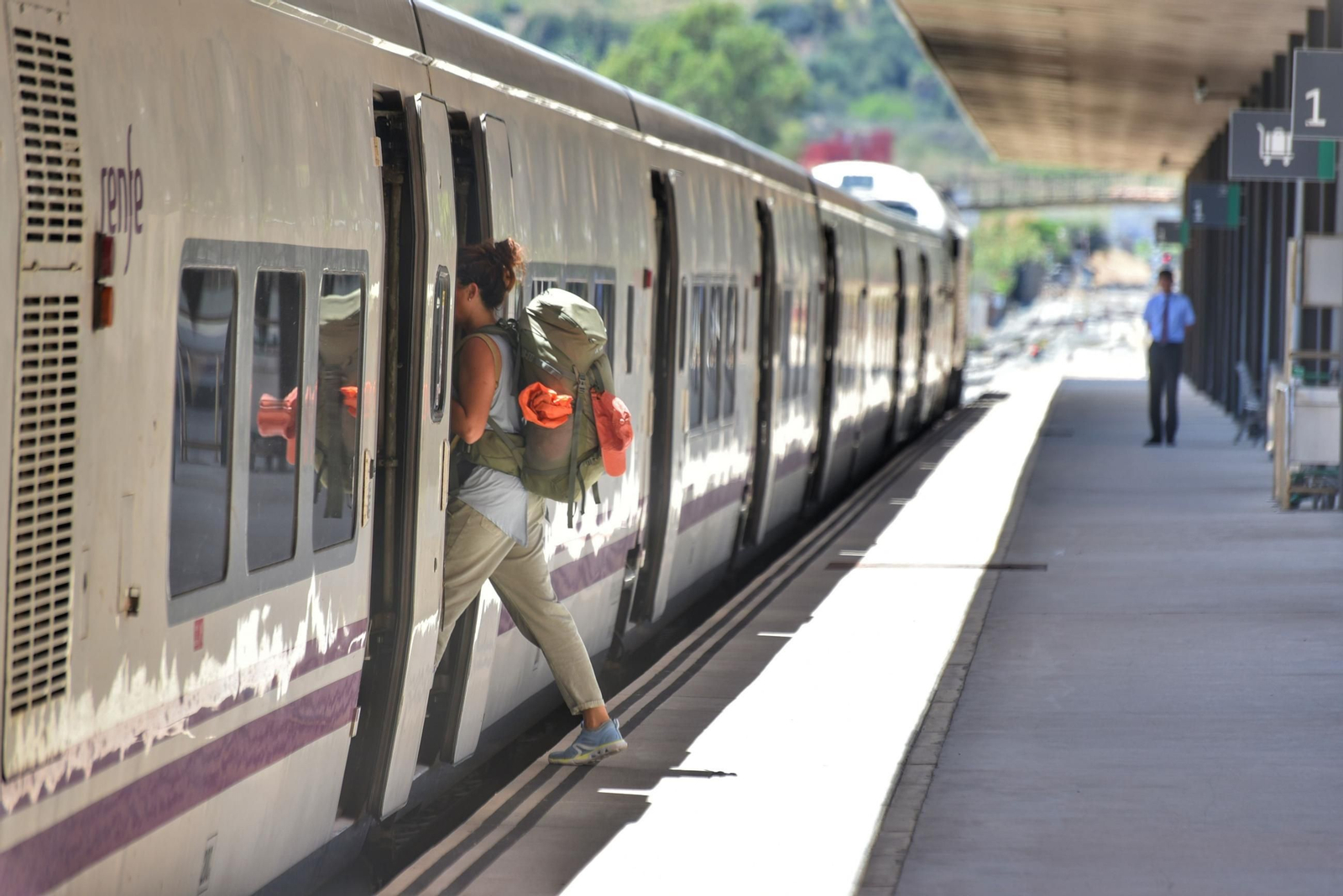 Una joven sube al tren en Algeciras.