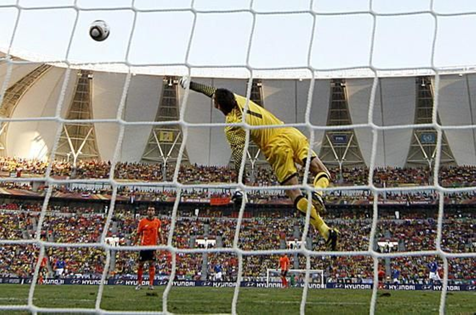 Holanda da la sorpresa y se mete en semifinales dejando fuera a Brasil en cuartos de final. / Reuters