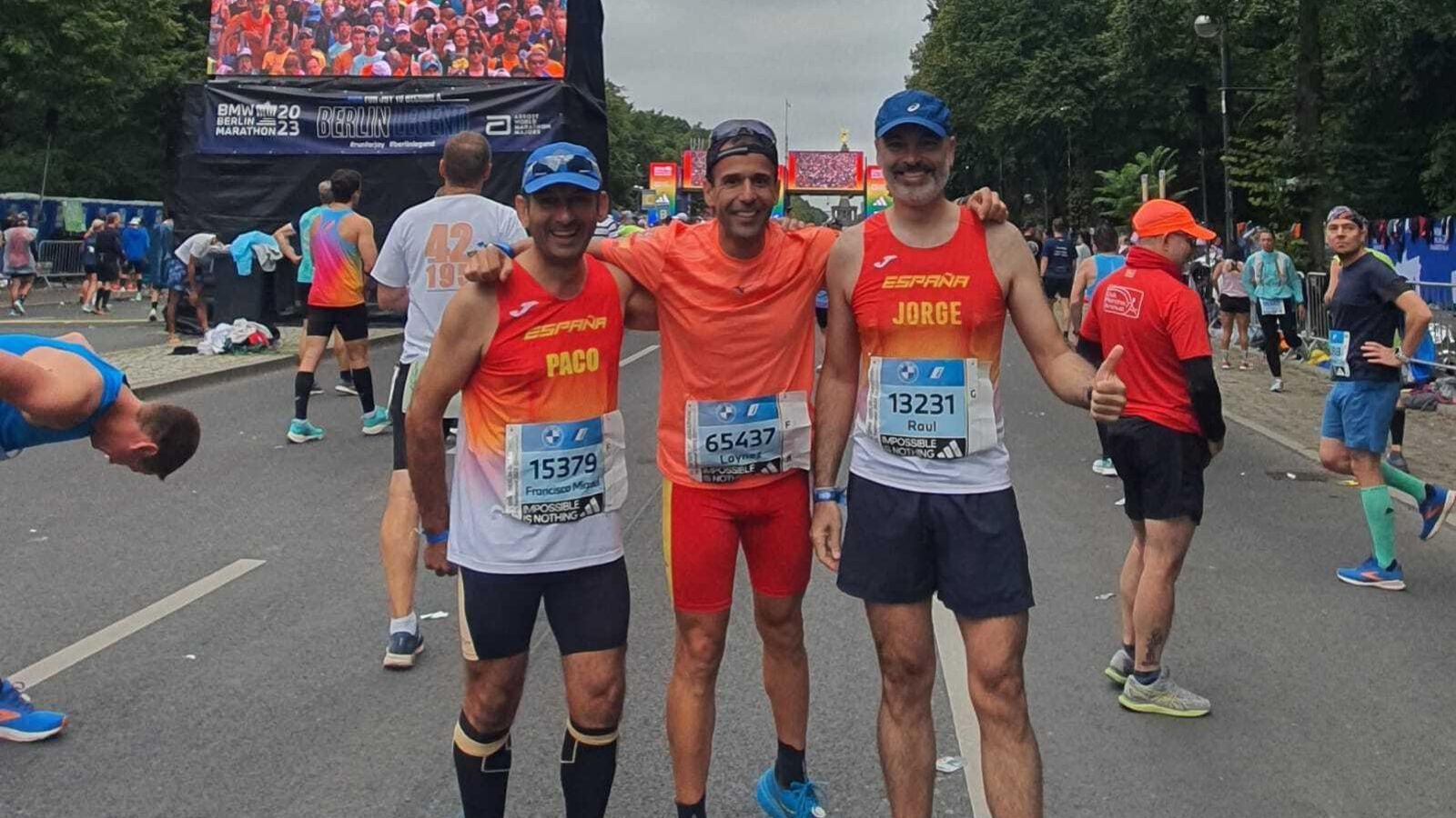 Francisco, a la izquierda, con gorra azul, junto al almeriense Pablo y al sevillano Raúl, de su mismo club, en el Maratón de Berlín.