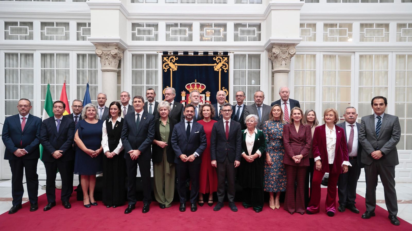La foto de familia del ministro de Justicia, Félix Bolaños, y las demás autoridades con los 22 galardonados.