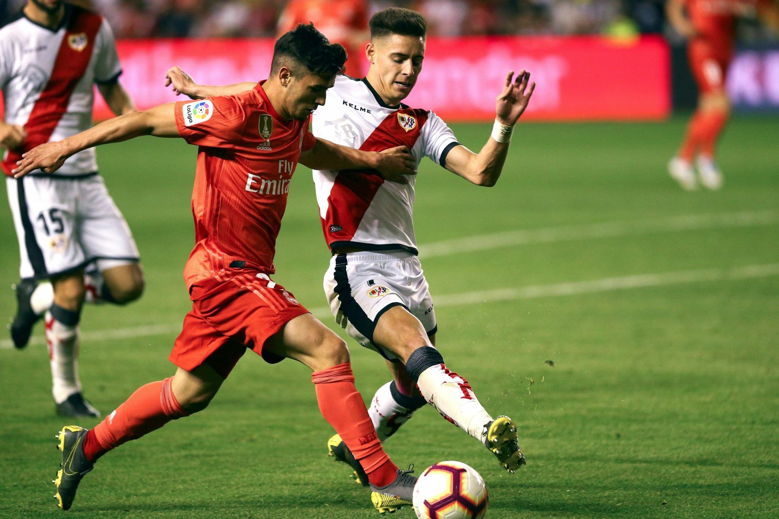 Álex Moreno intenta robar la pelota a Brahim