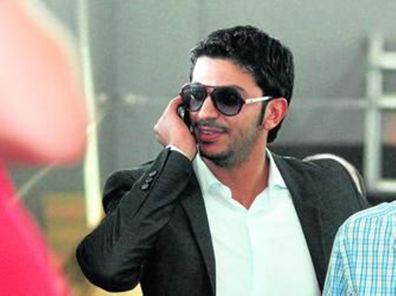 Moayad Shatat conversa por teléfono tras aterrizar en el aeropuerto de Málaga tras su llegada el pasado miércoles.