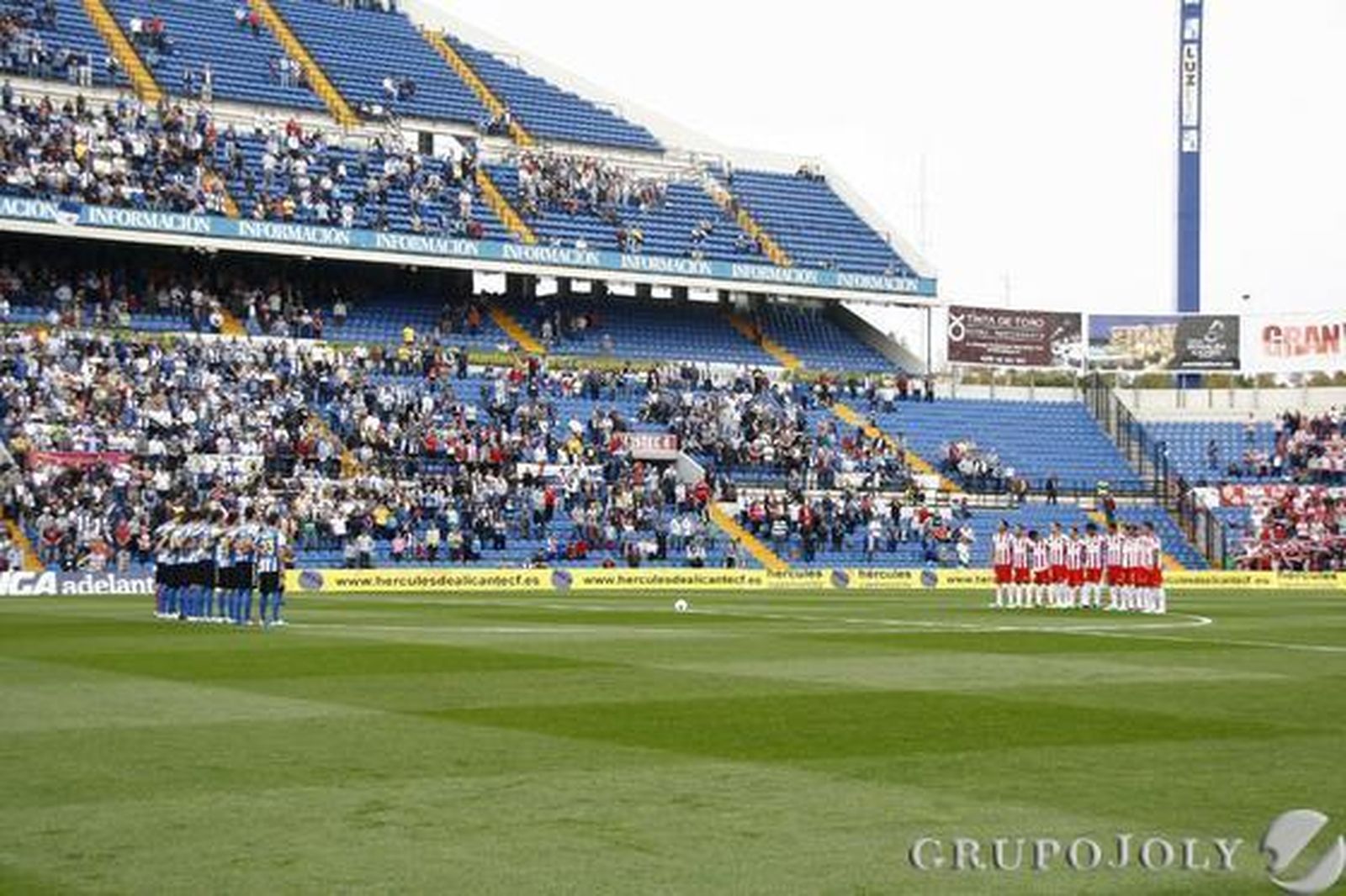 El Almería se lleva un punto del Rico Pérez y se mantiene en la pelea por las plazas de promoción.   Foto: Rafael Gonzalez