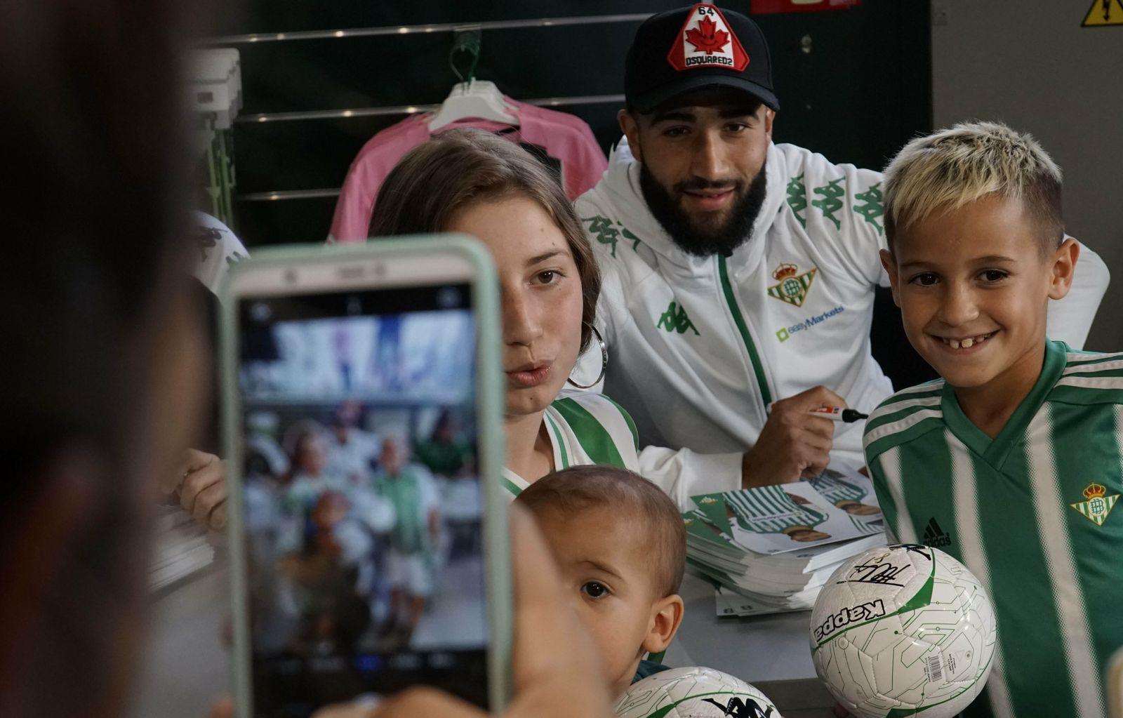 Firma de autógrafos de los jugadores del Betis