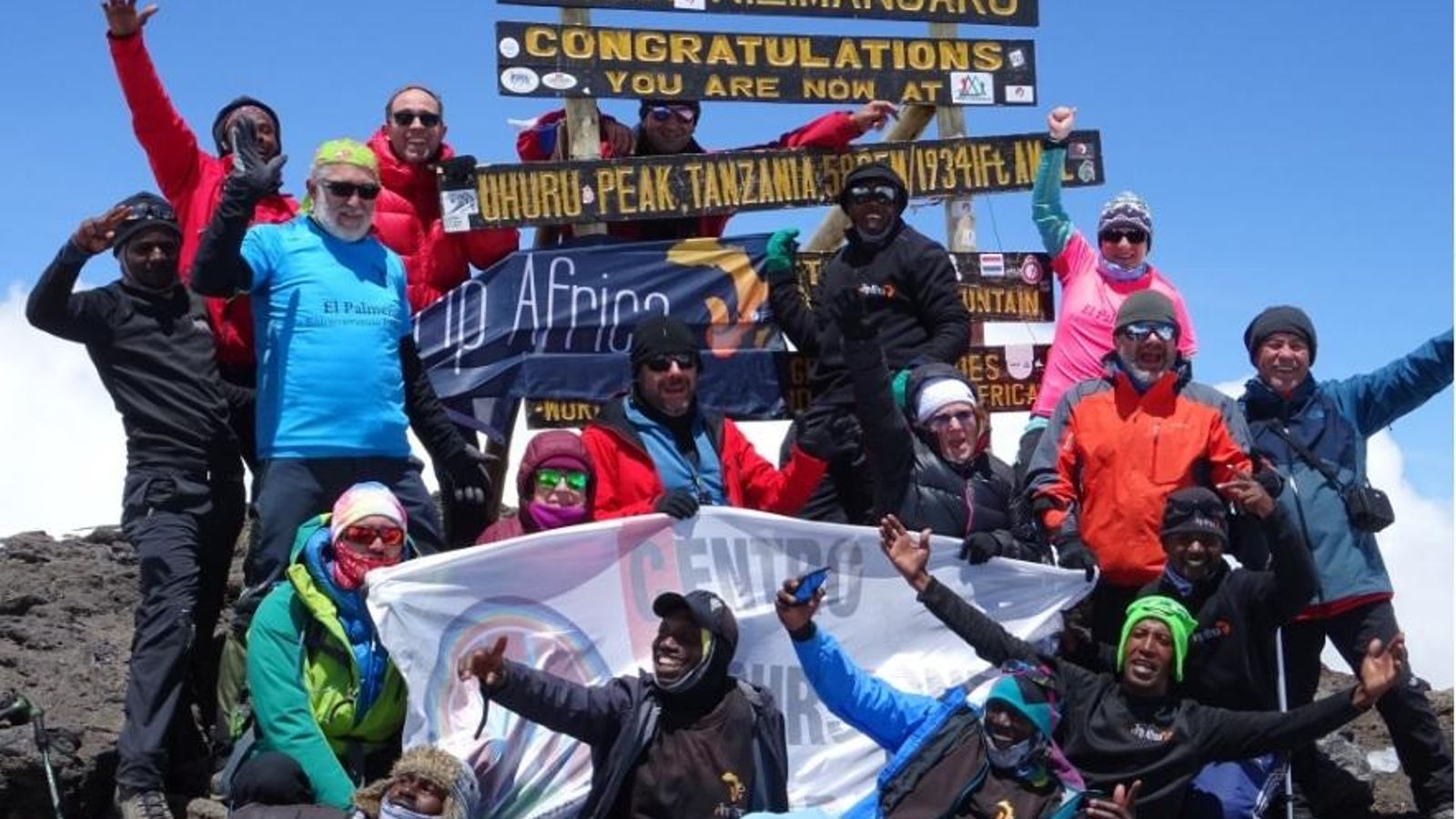 La expedición almeriense tras la llegada a la cima del Kilimanjaro.