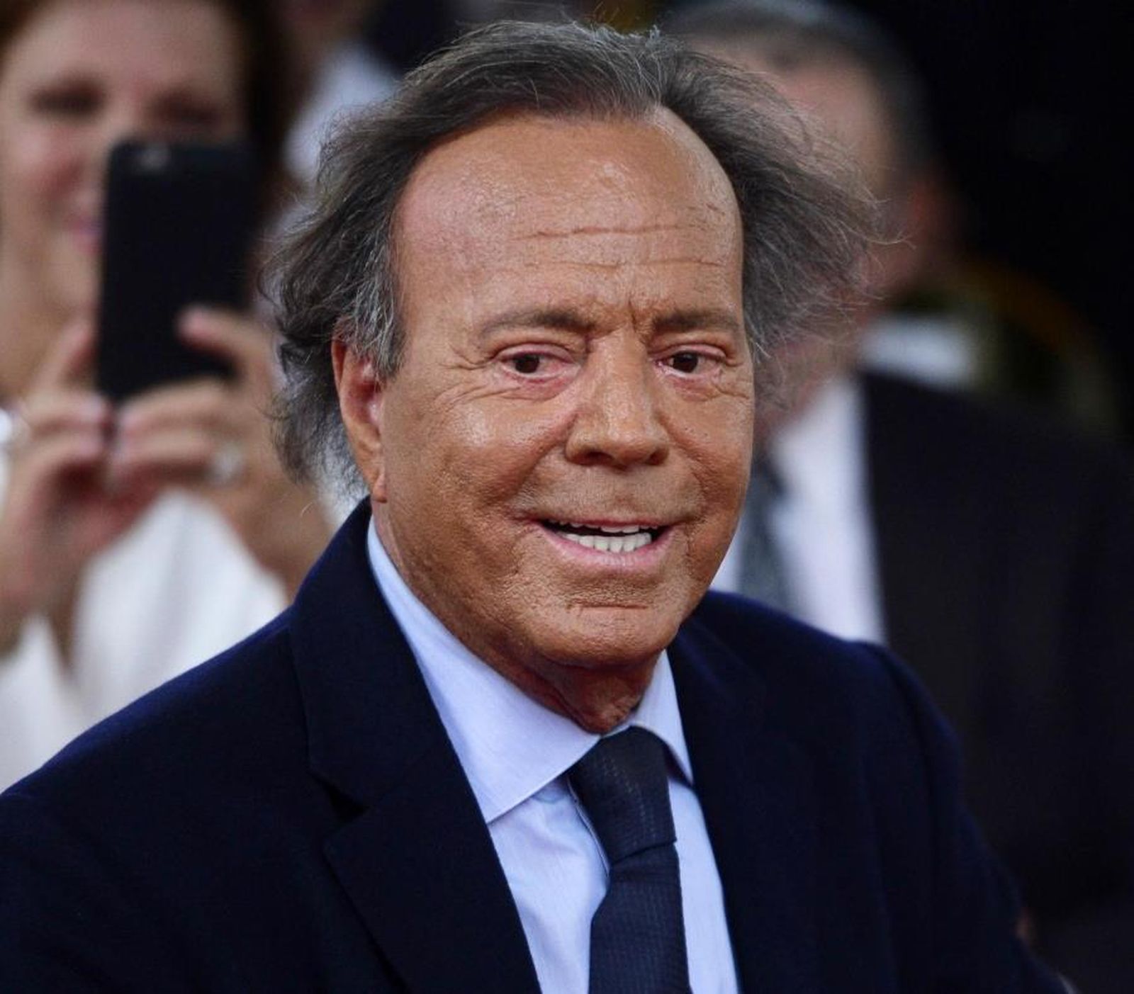 Julio Iglesias se sentará en el banquillo en un juicio por paternidad.