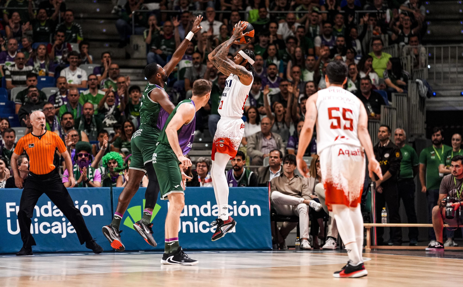 Tiro en suspensión de Badio ante el punteo de Ejim